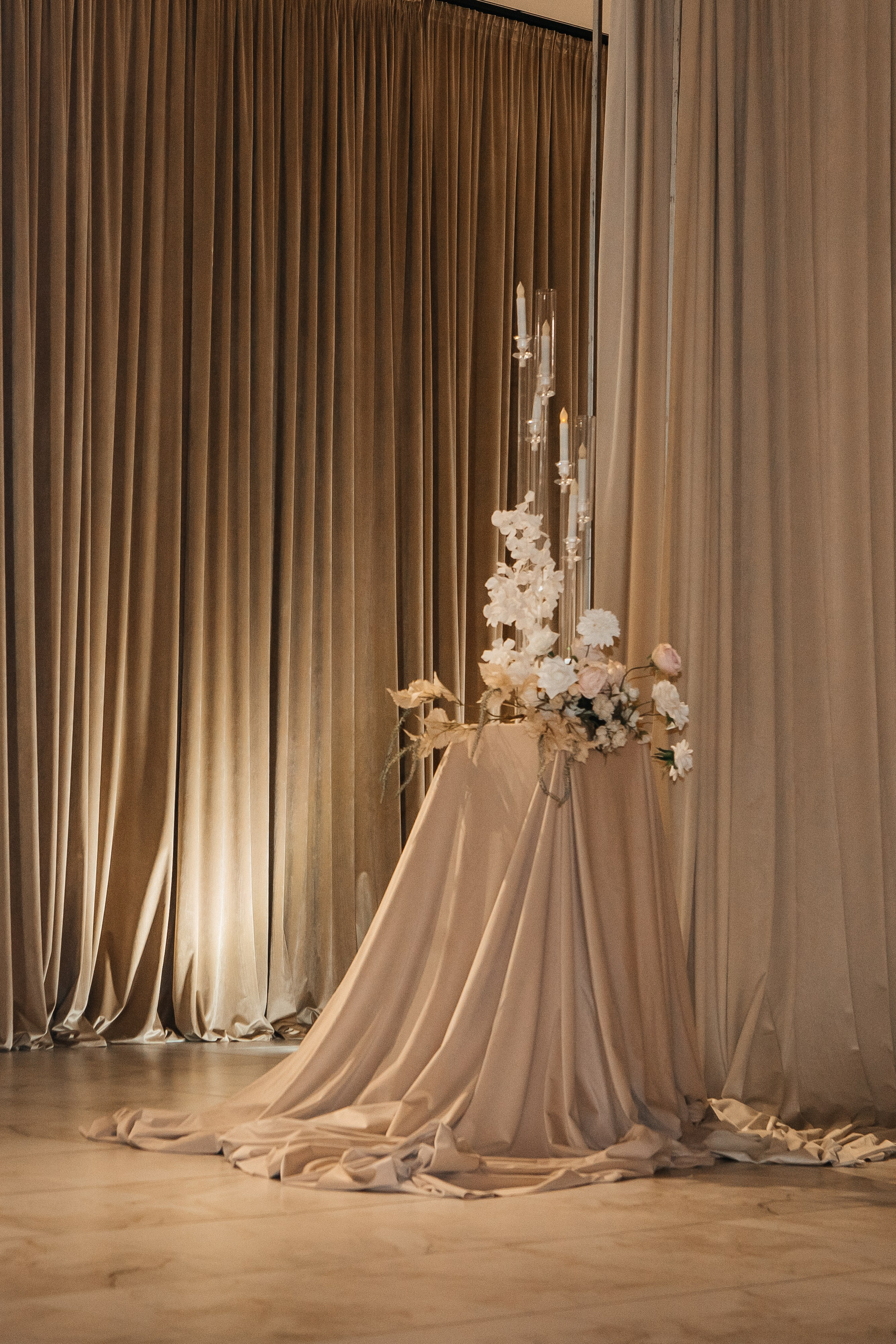 Евгения и Николай утренние сборы. Свадебный фотограф Виктория Чуйко Магнитогорск. Визуал для бизнеса