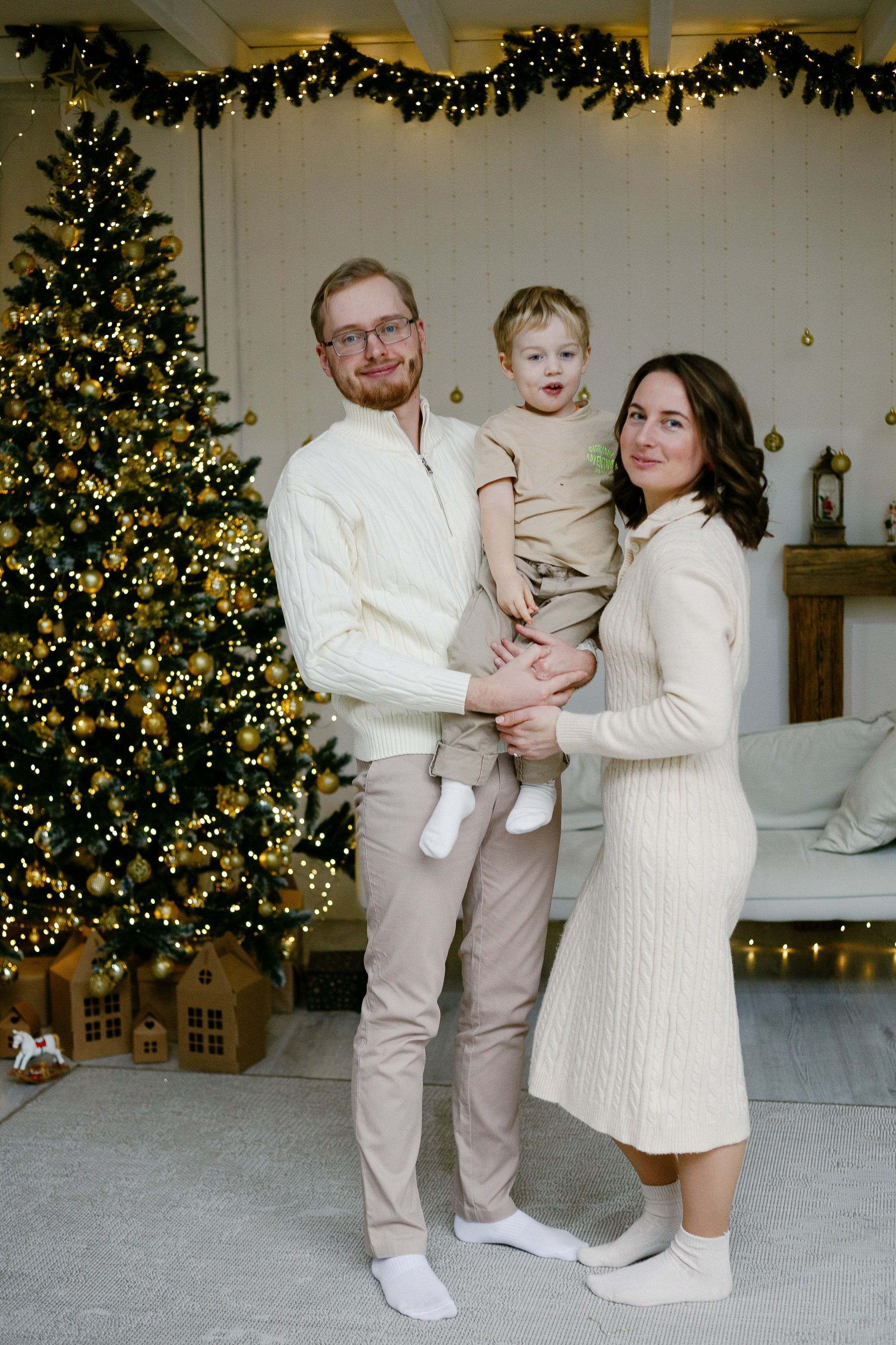 Семейная фотосессия в студии с праздничным интерьером