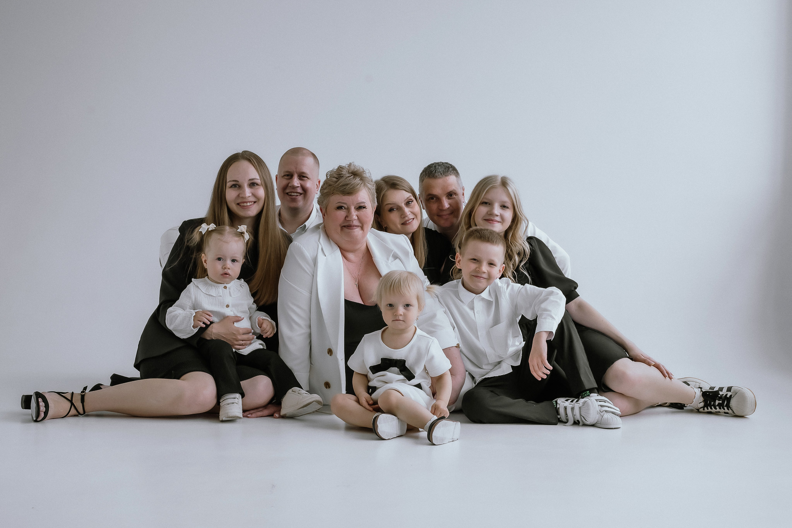 Семейная на циклораме. Фотограф Екатеринубрг/Верхняя Пышма