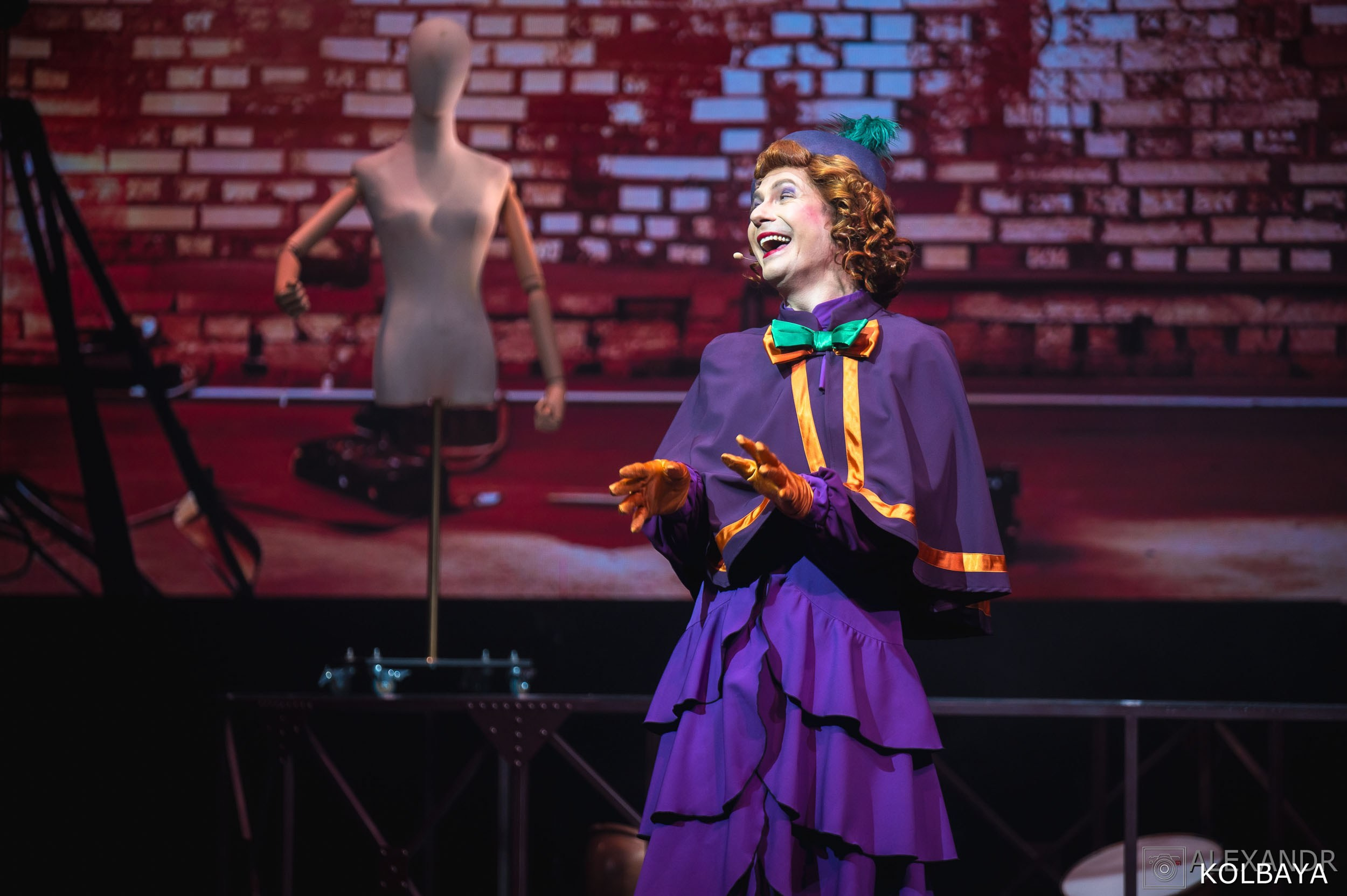 Фотографии со спектакля «Привет, я тетя Чарли». Концертный и театральный репортажный фотограф в Москве Александр Колбая