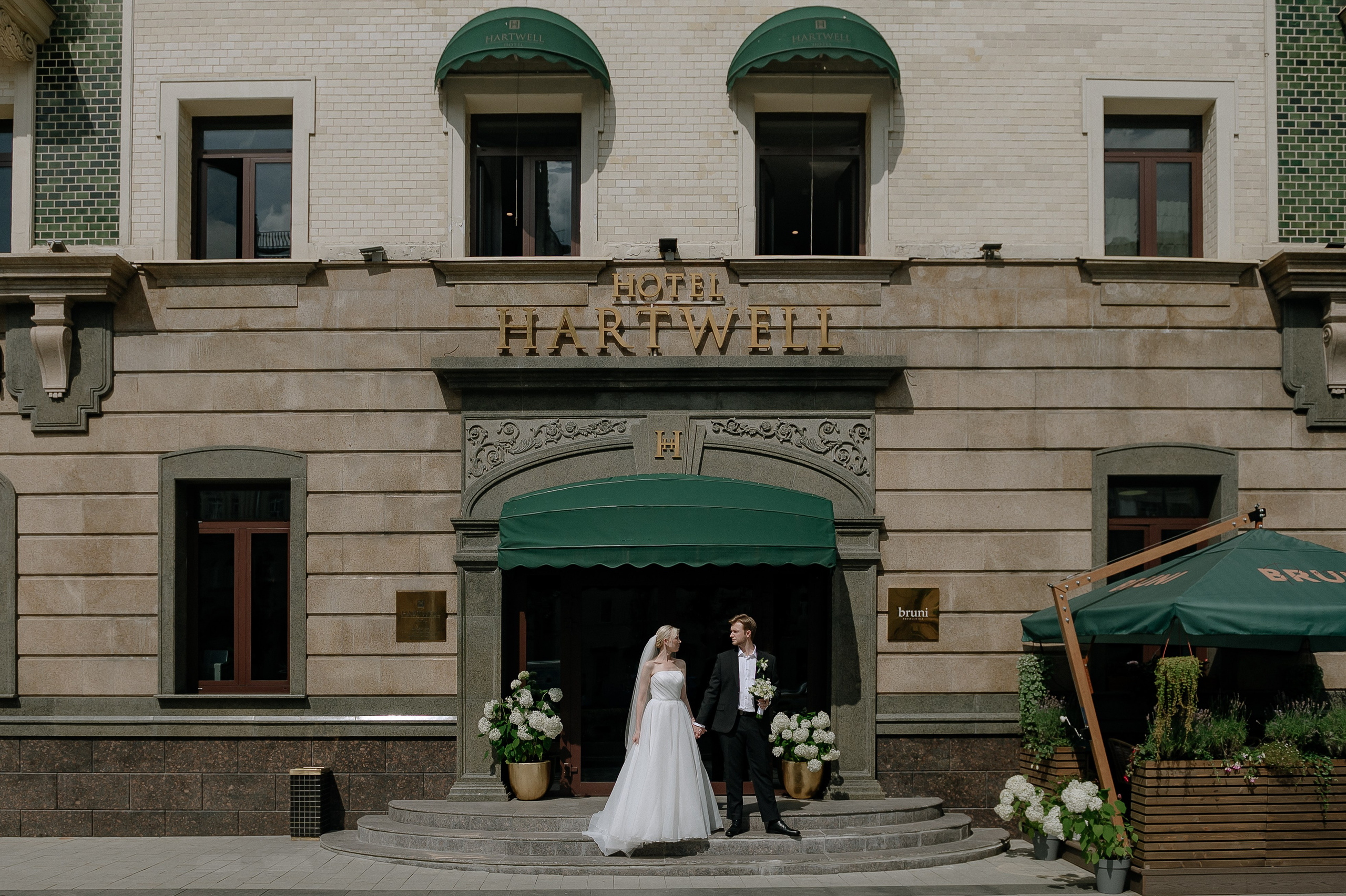 Свадебная фотосессия на фоне отеля Hartwell