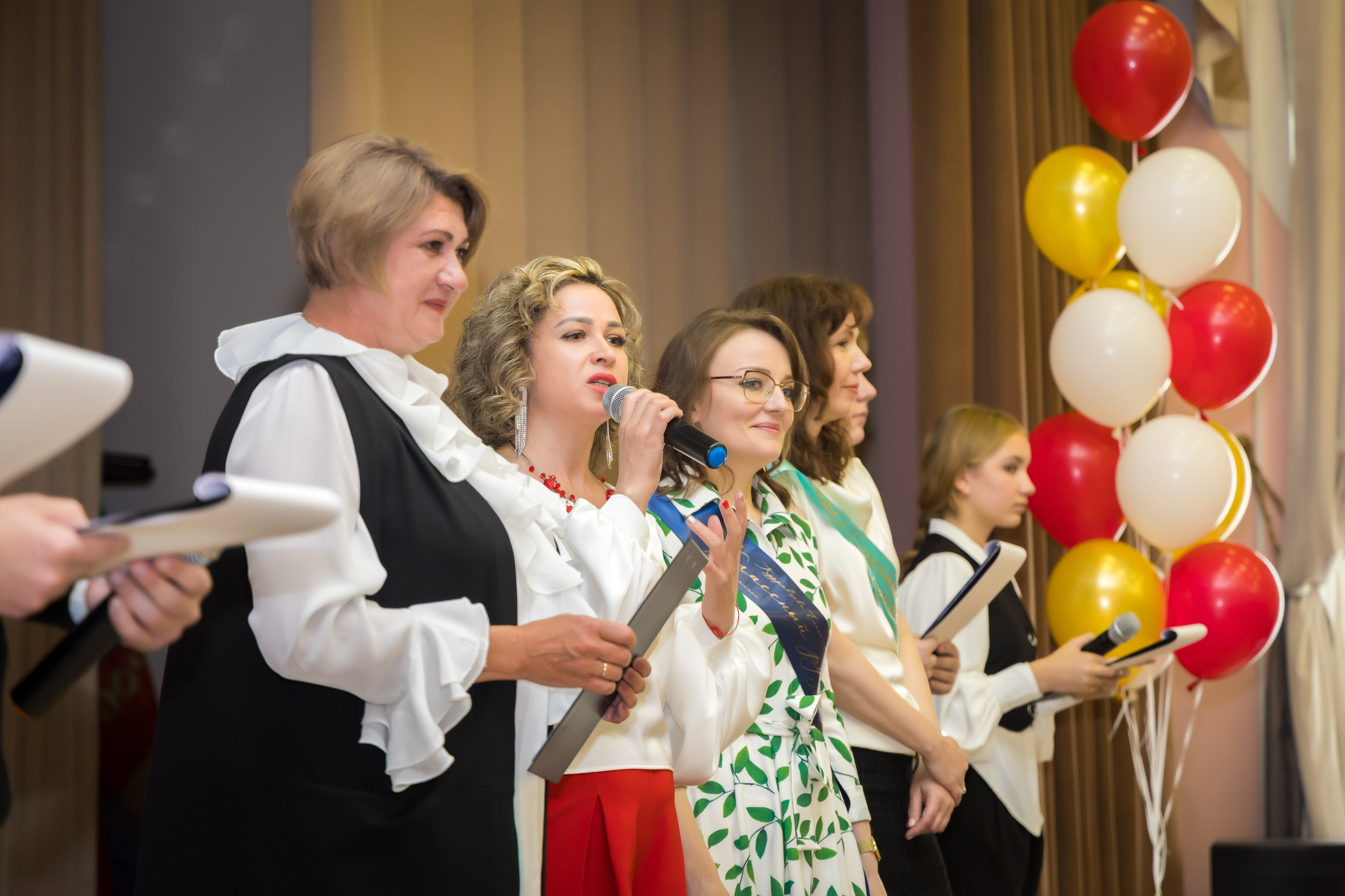 Выпускной в школе. Photomantis