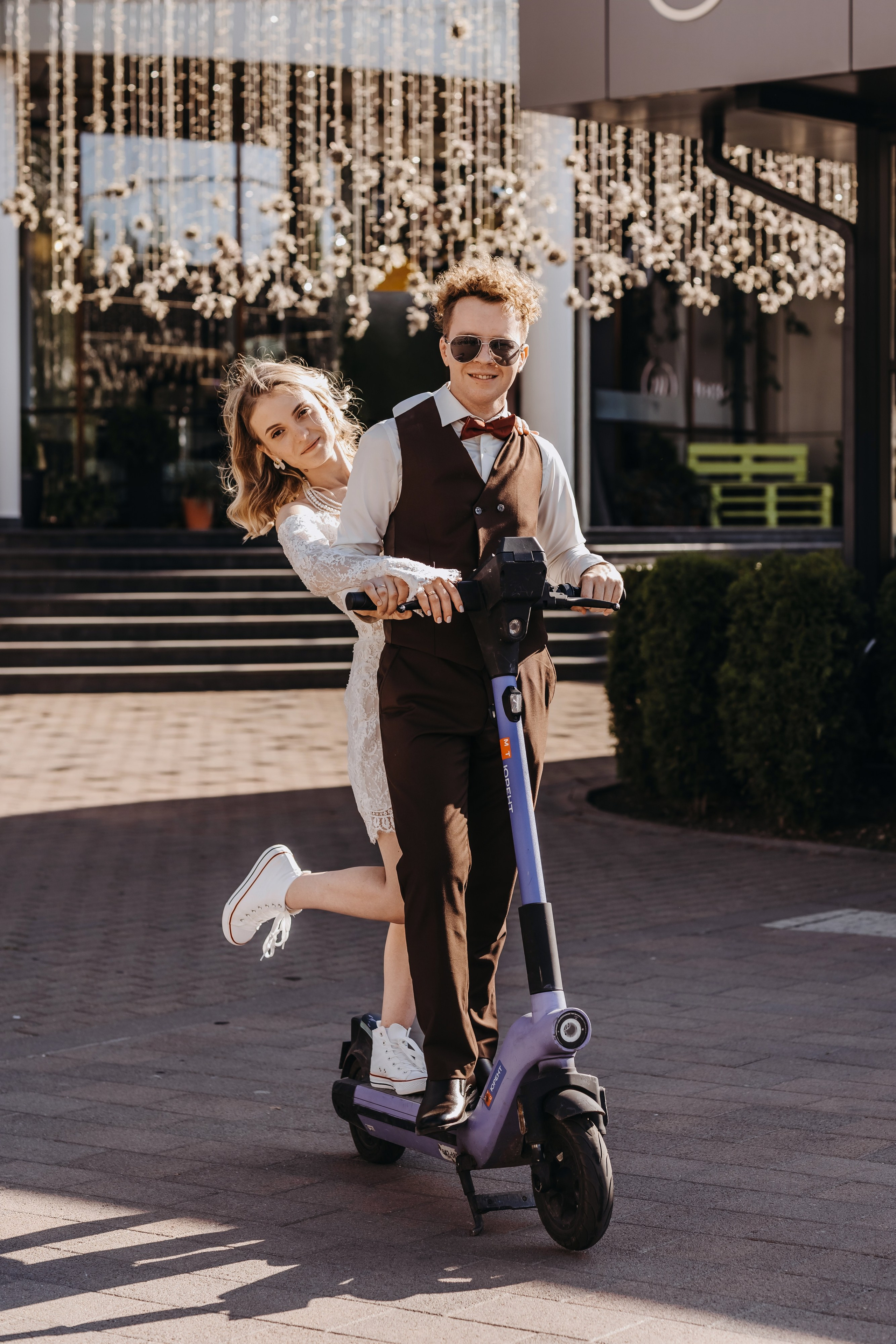 Невеста и жених на фоне гор