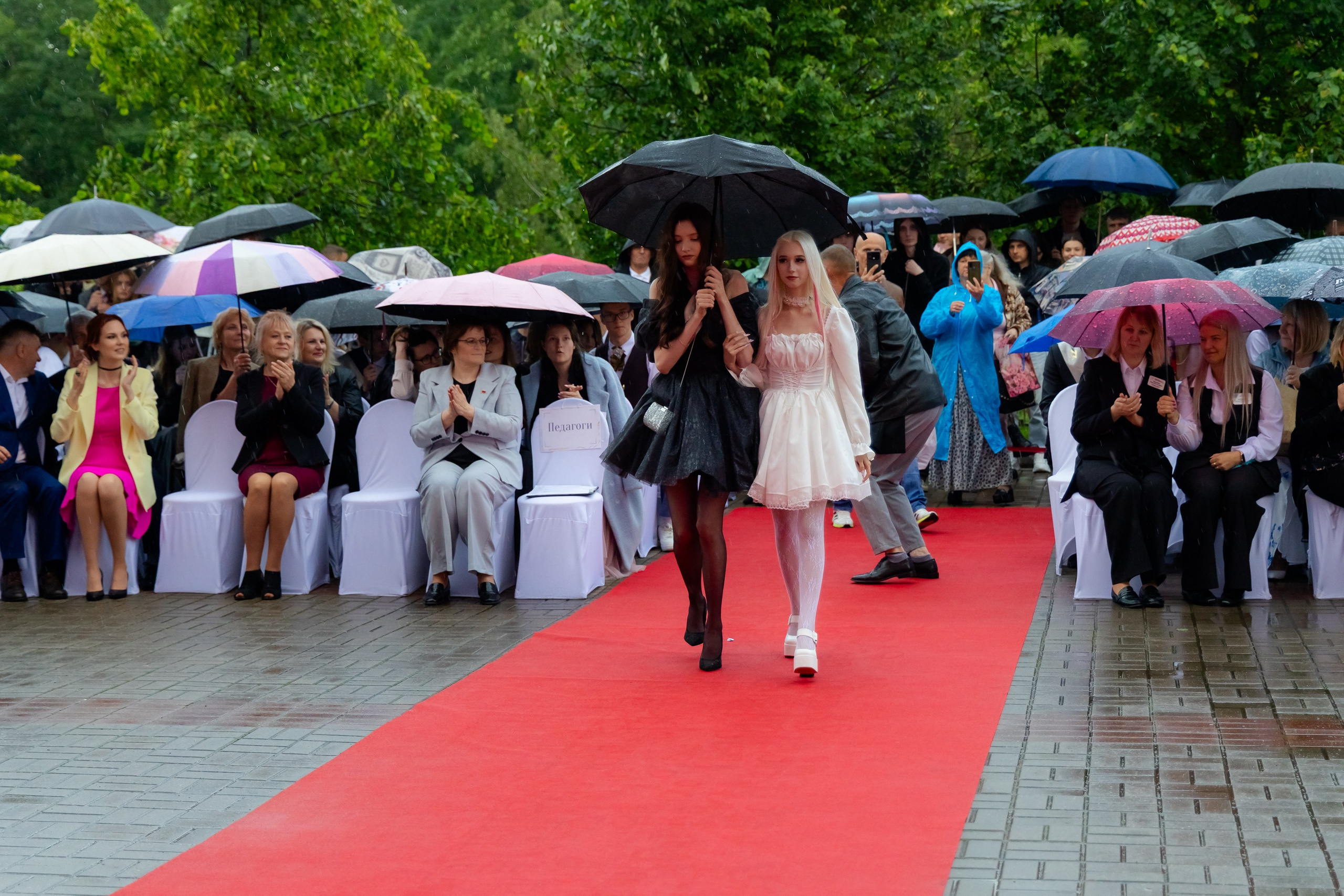 Школьный выпускной 2025 год в Минске, Беларуси. Свадебный фотограф в Минске/Беларуси Сергей Спиридонов