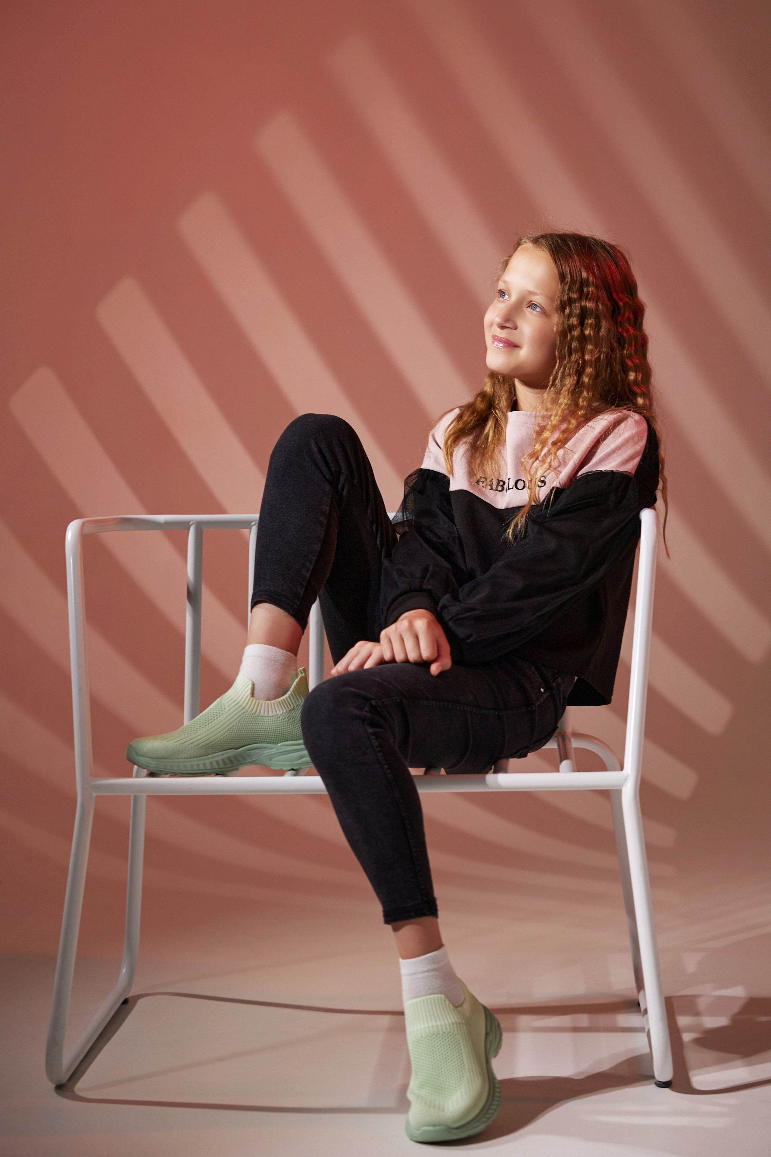 Портрет на цветной стене с рисунком «Гобо». Правильный Выпускной Альбом