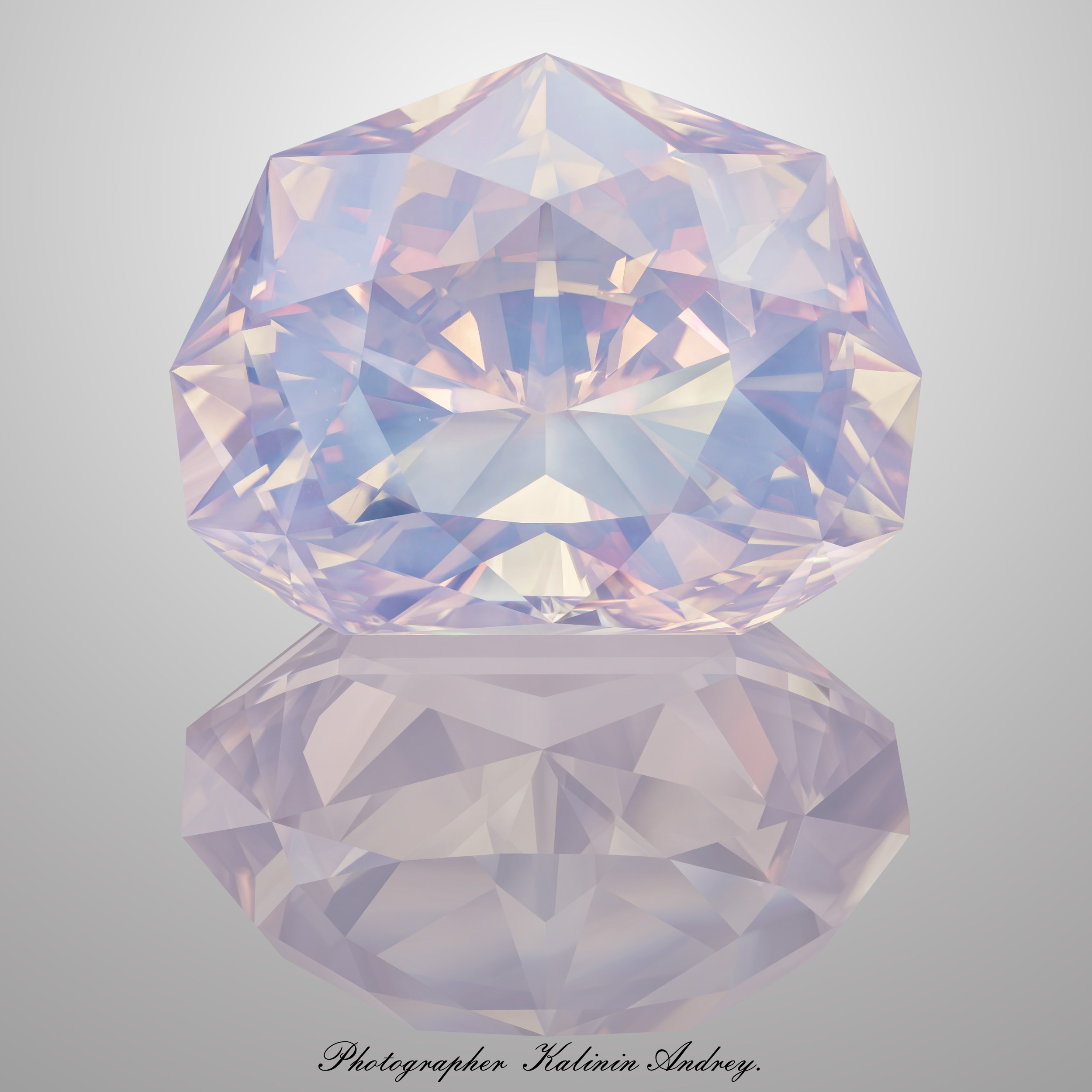 В Москве можно заказать фотосъёмку драгоценных камней. Для каталогов и полиграфии можно  позвонив по телефону +7 966 003-13-07. Высококачественная профессиональная рекламная фотосъёмка ювелирных украшений, драгоценных камней в Москве. Обучение, консультация