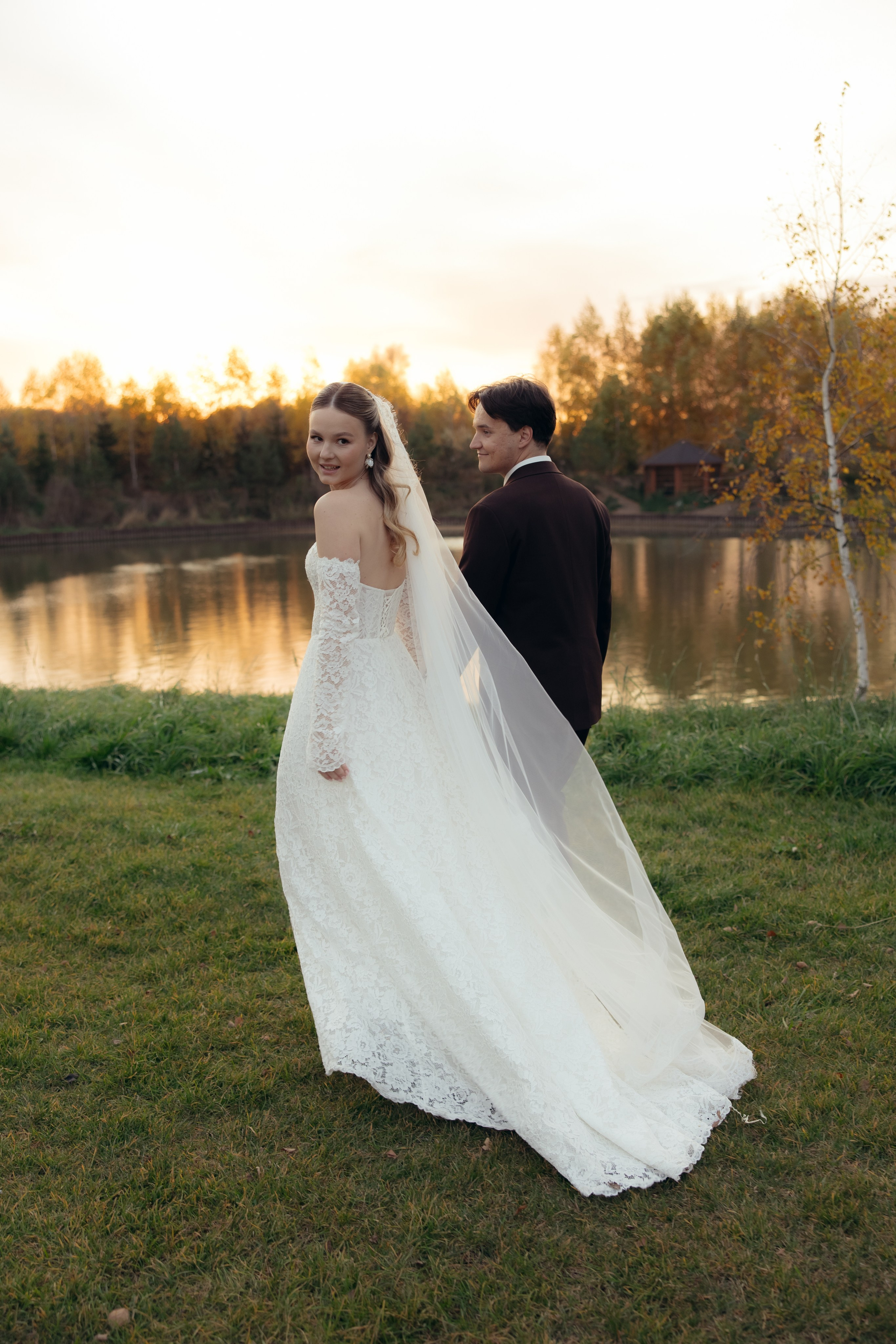 Таня и Тимур, утренние сборы в квартире и свадебный ужин. Фотограф любви в городе Казань