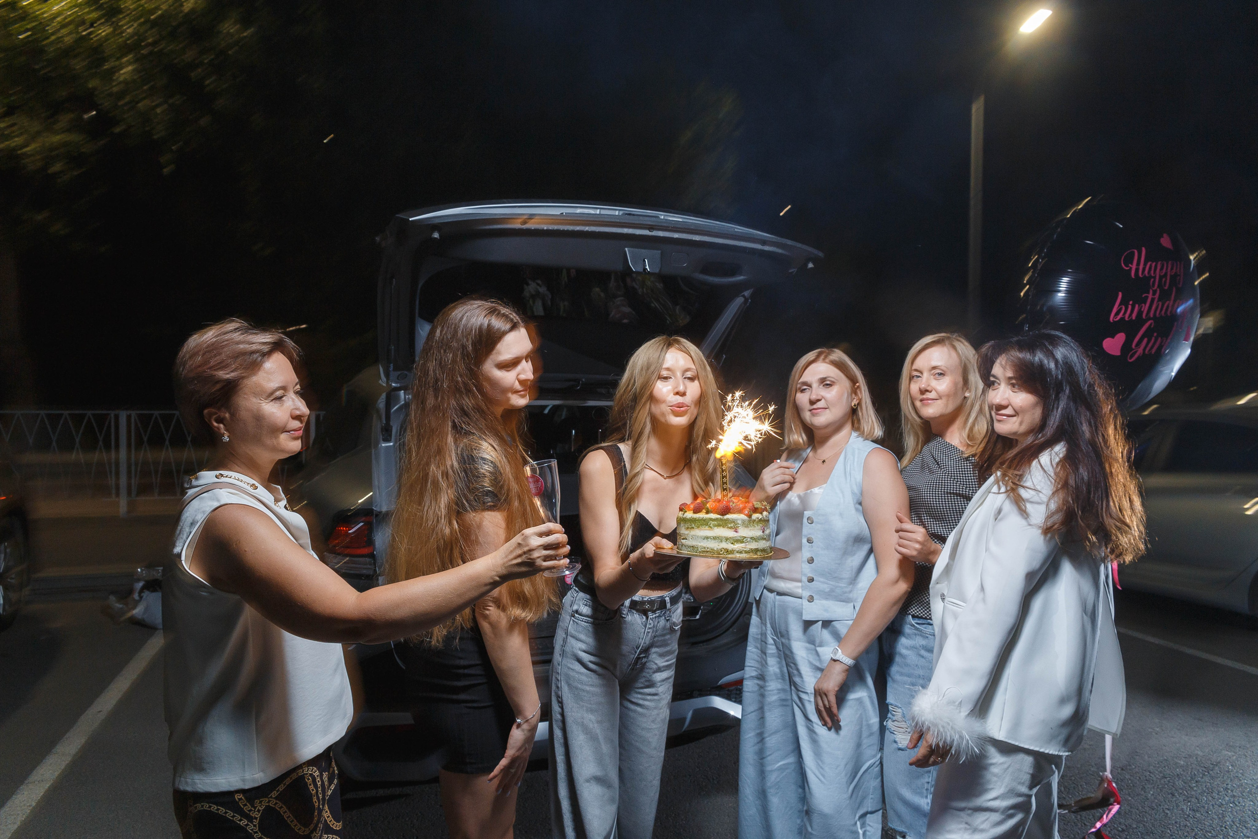 День рождения Оксаны: подруги, набережная, торт, шампанское. Событийный фотограф Максим Бескоровайновнов