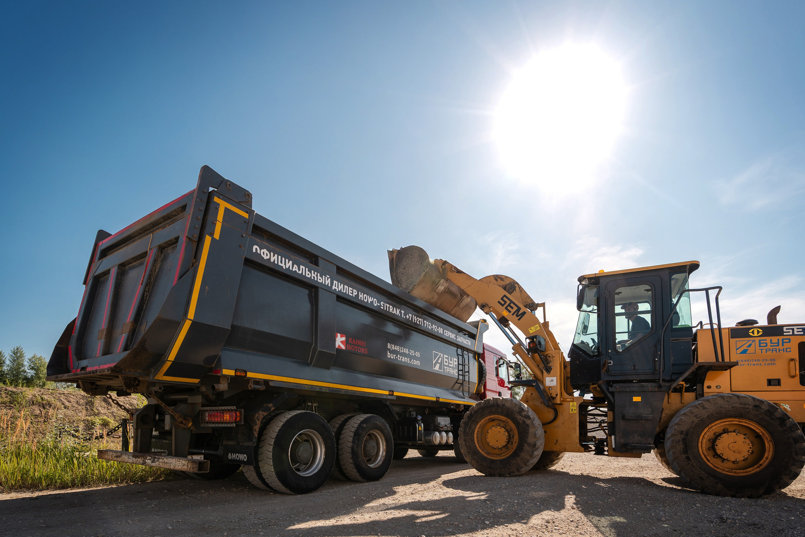 Погрузка в самосвал Scania для доставки материалов на производство