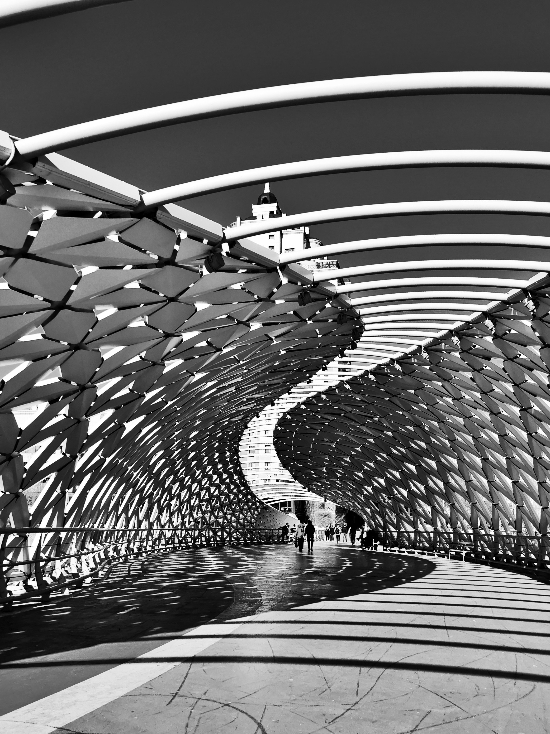 Геометричная фотография моста Атырау в Астане, Казахстан