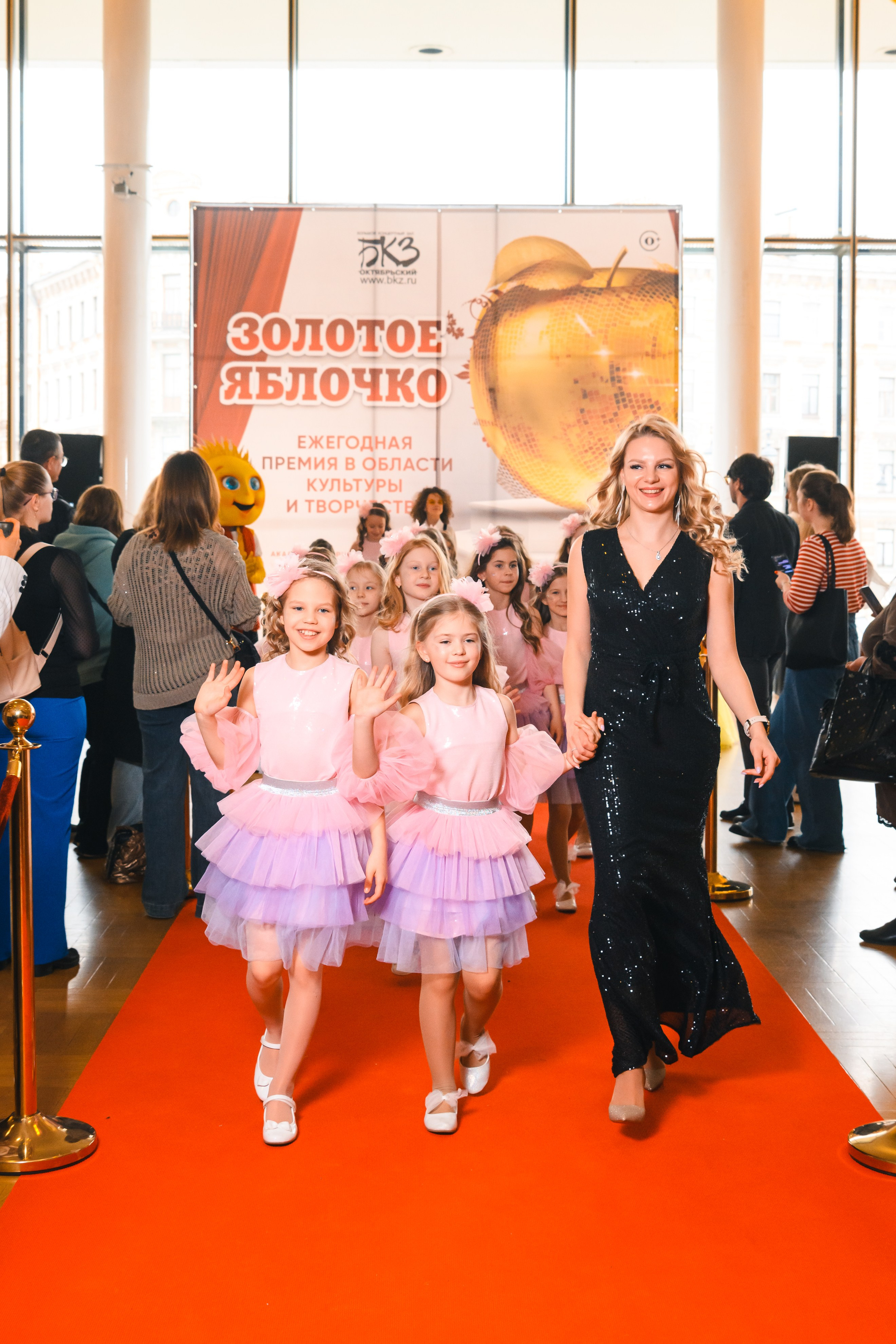 23 апреля, красная дорожка, БКЗ Октябрьский, г. Санкт-Петербург. Золотое яблочко