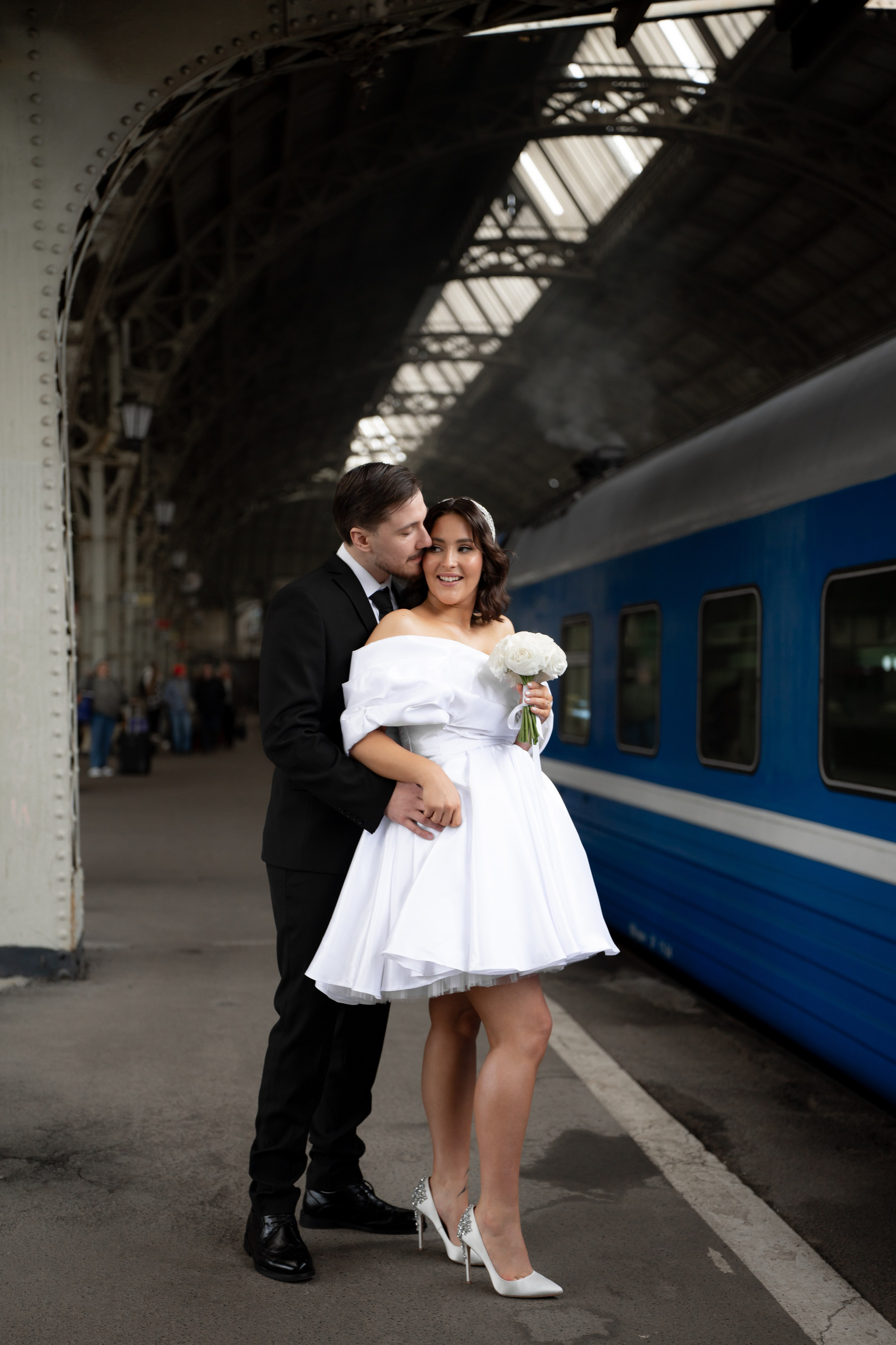 Свадебная фотосессия на Вокзале и рядом с Исаакиевским собором. Свадебный фотограф Александр Невский в Санкт-Петербурге