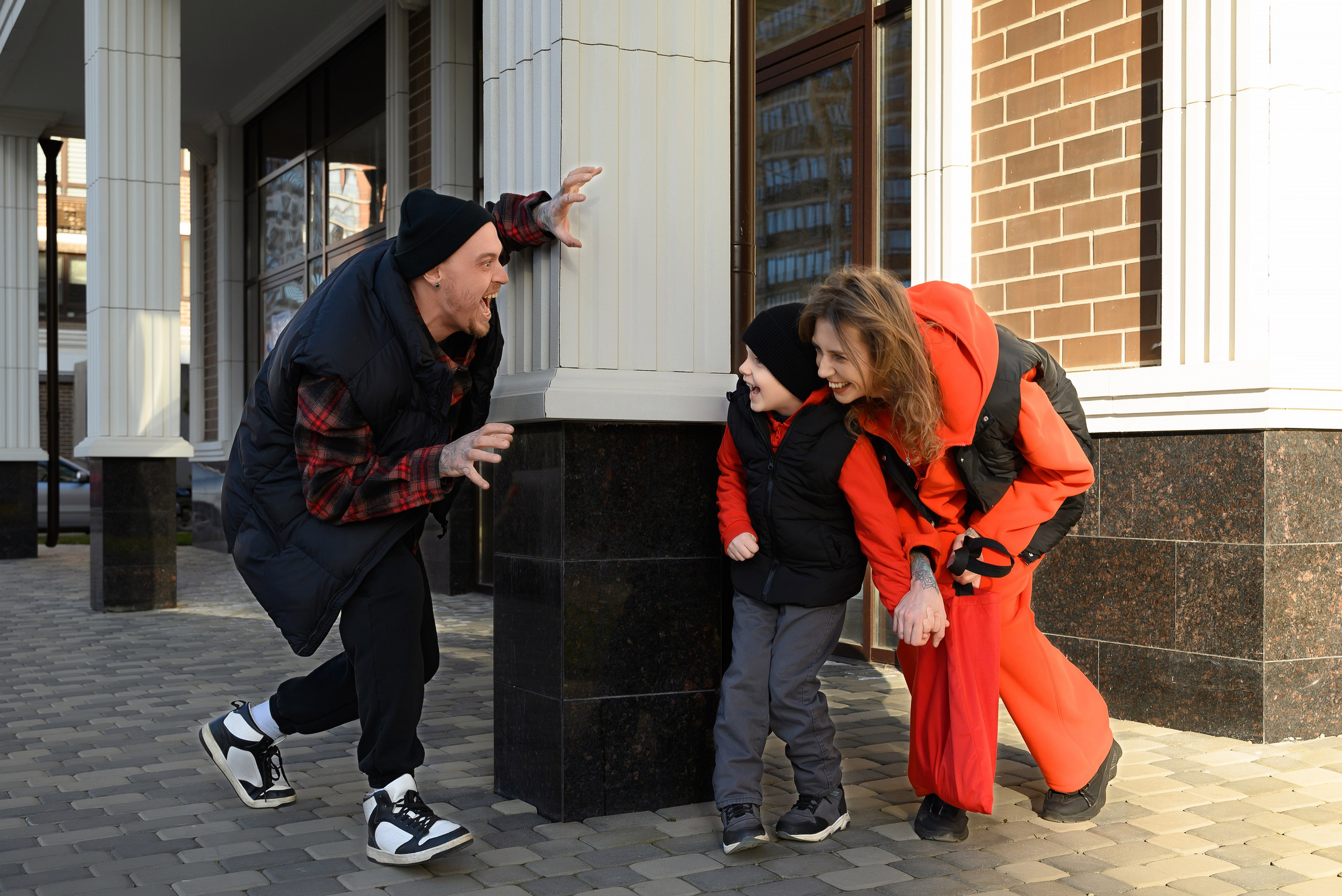 Яркий кадр как родители играют с ребенком.