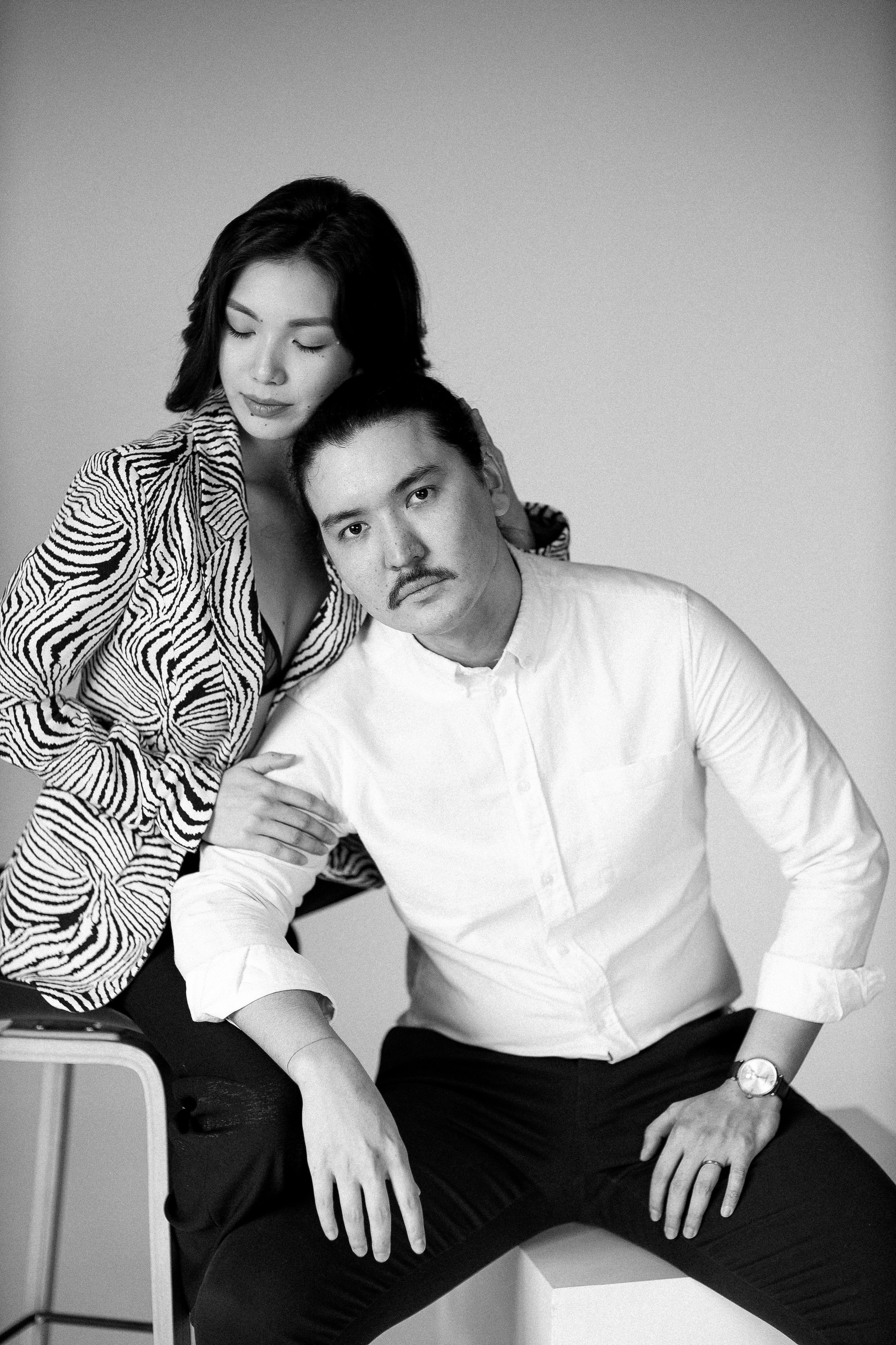 Парная фотосессия на белом фоне. Свадебный и семейный фотограф в Алматы Алексей Балышев