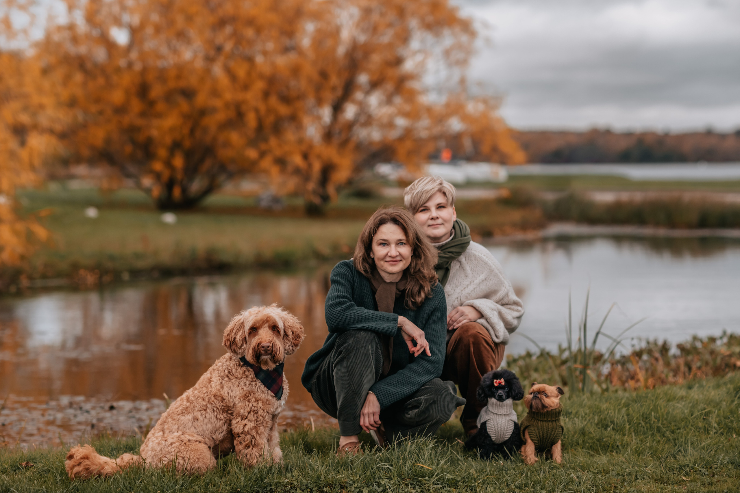 Алла, Евгения, Чаплин, Лиза и Дюшес, осенняя прогулка. Семейный фотограф анималист Мария Крючкова