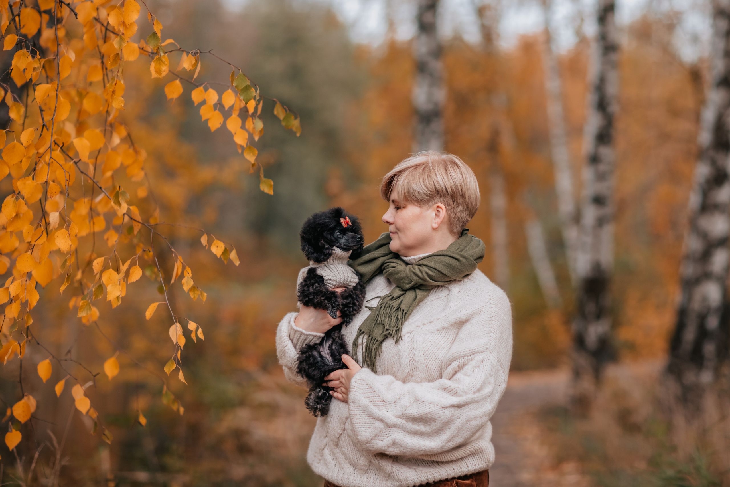 Алла, Евгения, Чаплин, Лиза и Дюшес, осенняя прогулка. Семейный фотограф анималист Мария Крючкова