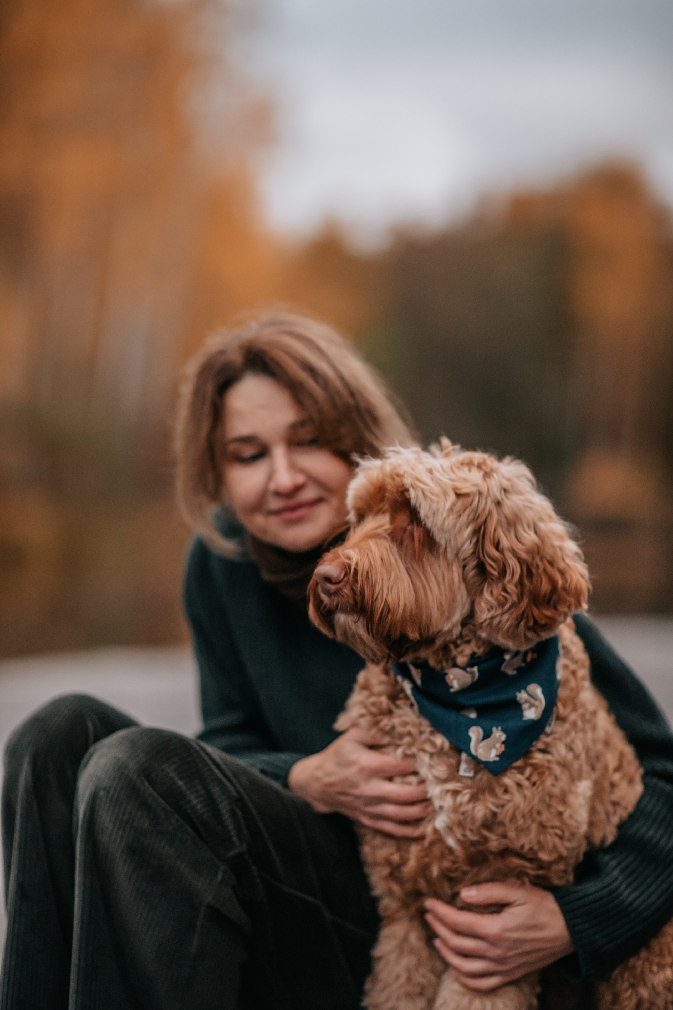 Алла, Евгения, Чаплин, Лиза и Дюшес, осенняя прогулка. Семейный фотограф анималист Мария Крючкова