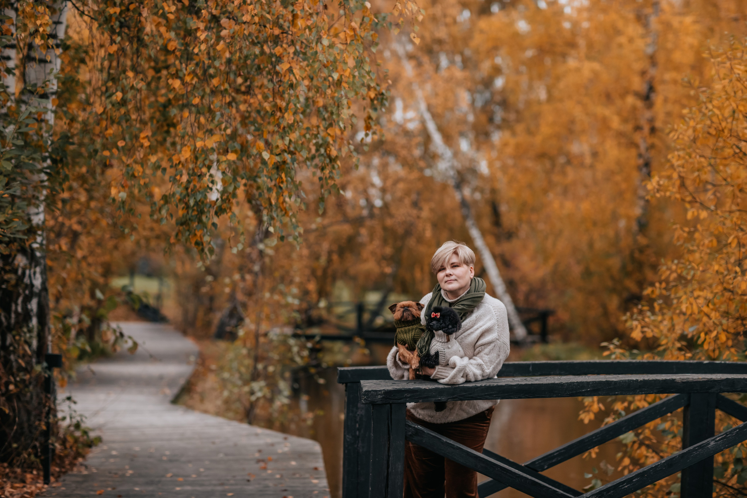 Алла, Евгения, Чаплин, Лиза и Дюшес, осенняя прогулка. Семейный фотограф анималист Мария Крючкова