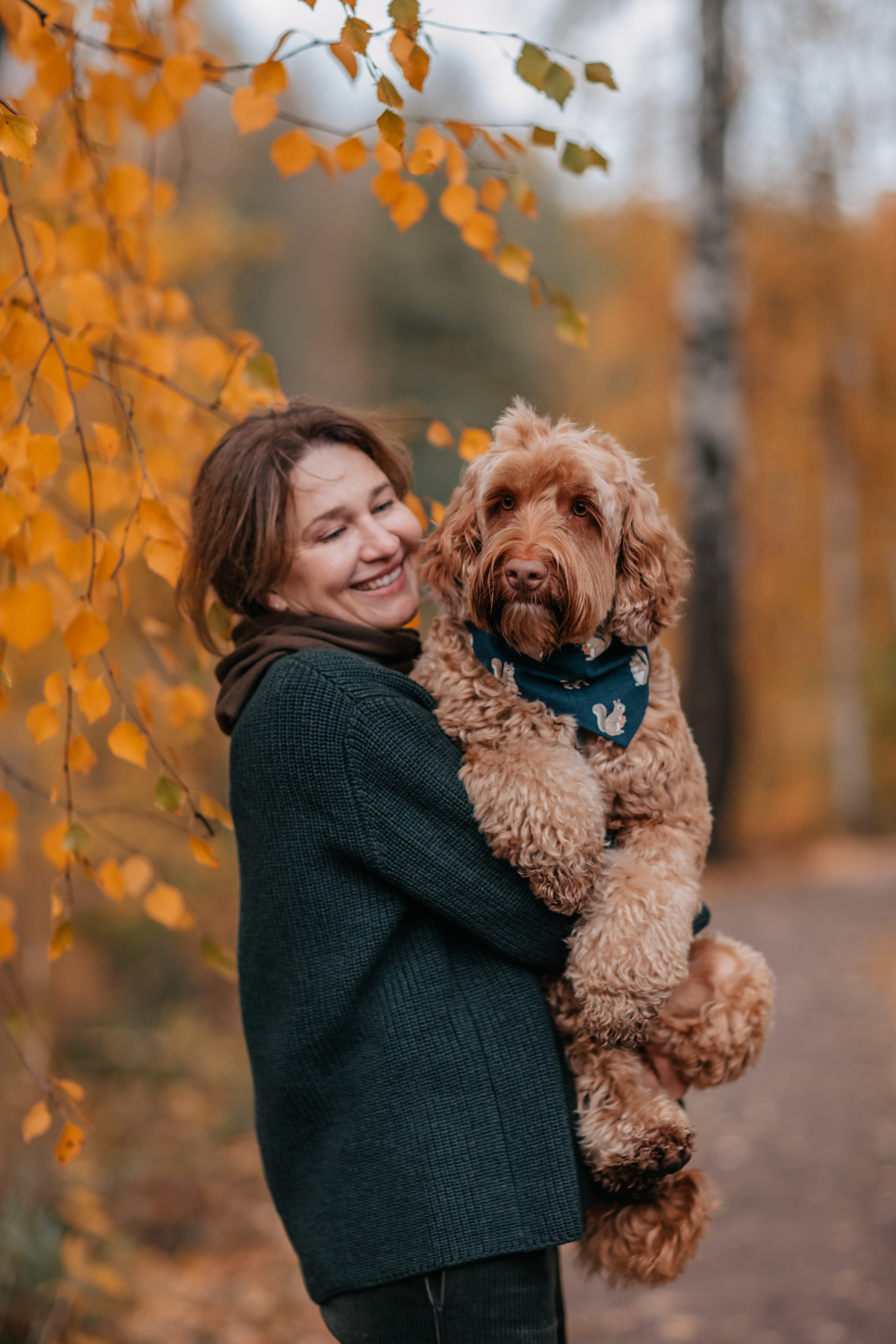 Алла, Евгения, Чаплин, Лиза и Дюшес, осенняя прогулка. Семейный фотограф анималист Мария Крючкова