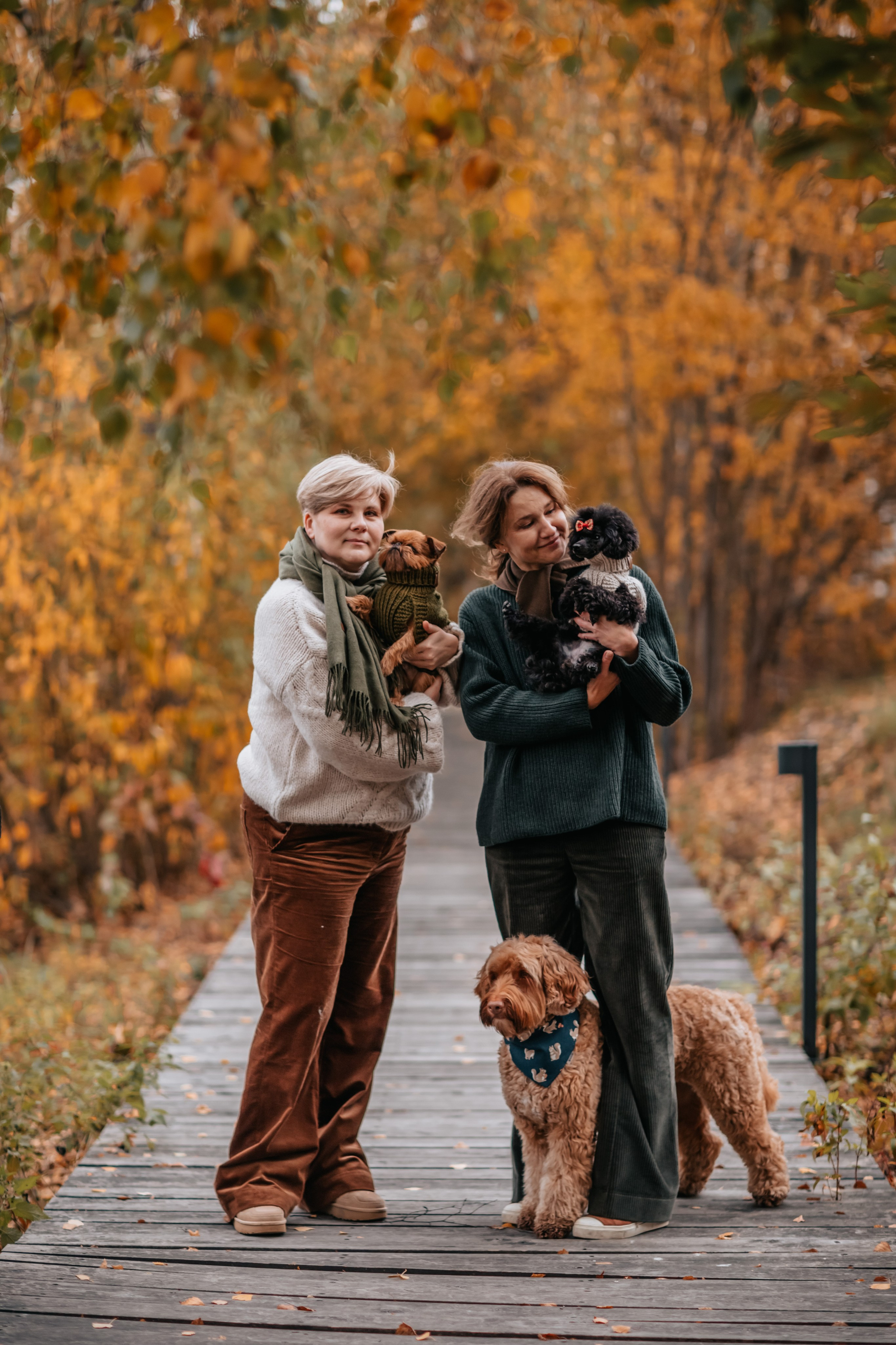 Алла, Евгения, Чаплин, Лиза и Дюшес, осенняя прогулка. Семейный фотограф анималист Мария Крючкова