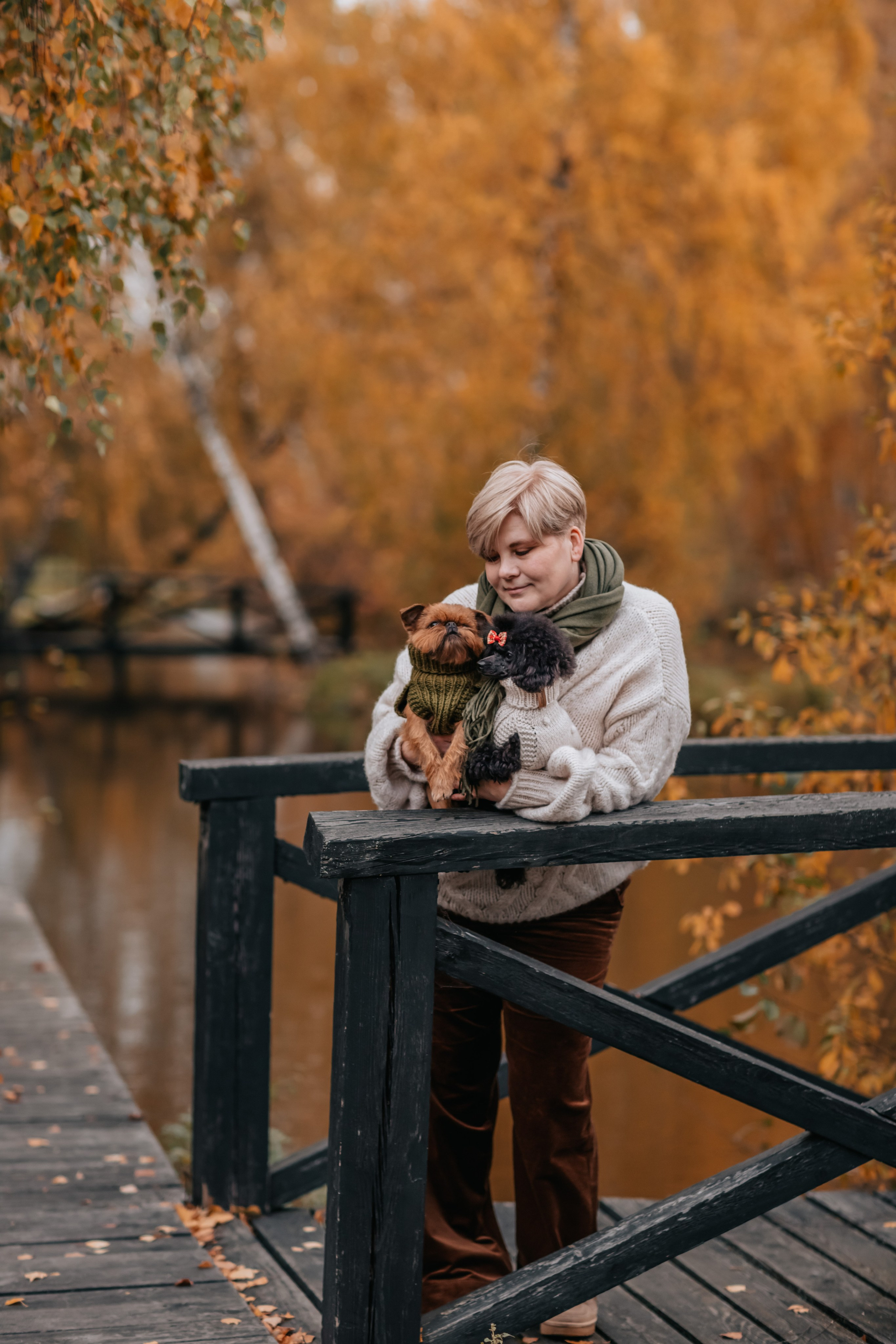 Алла, Евгения, Чаплин, Лиза и Дюшес, осенняя прогулка. Семейный фотограф анималист Мария Крючкова
