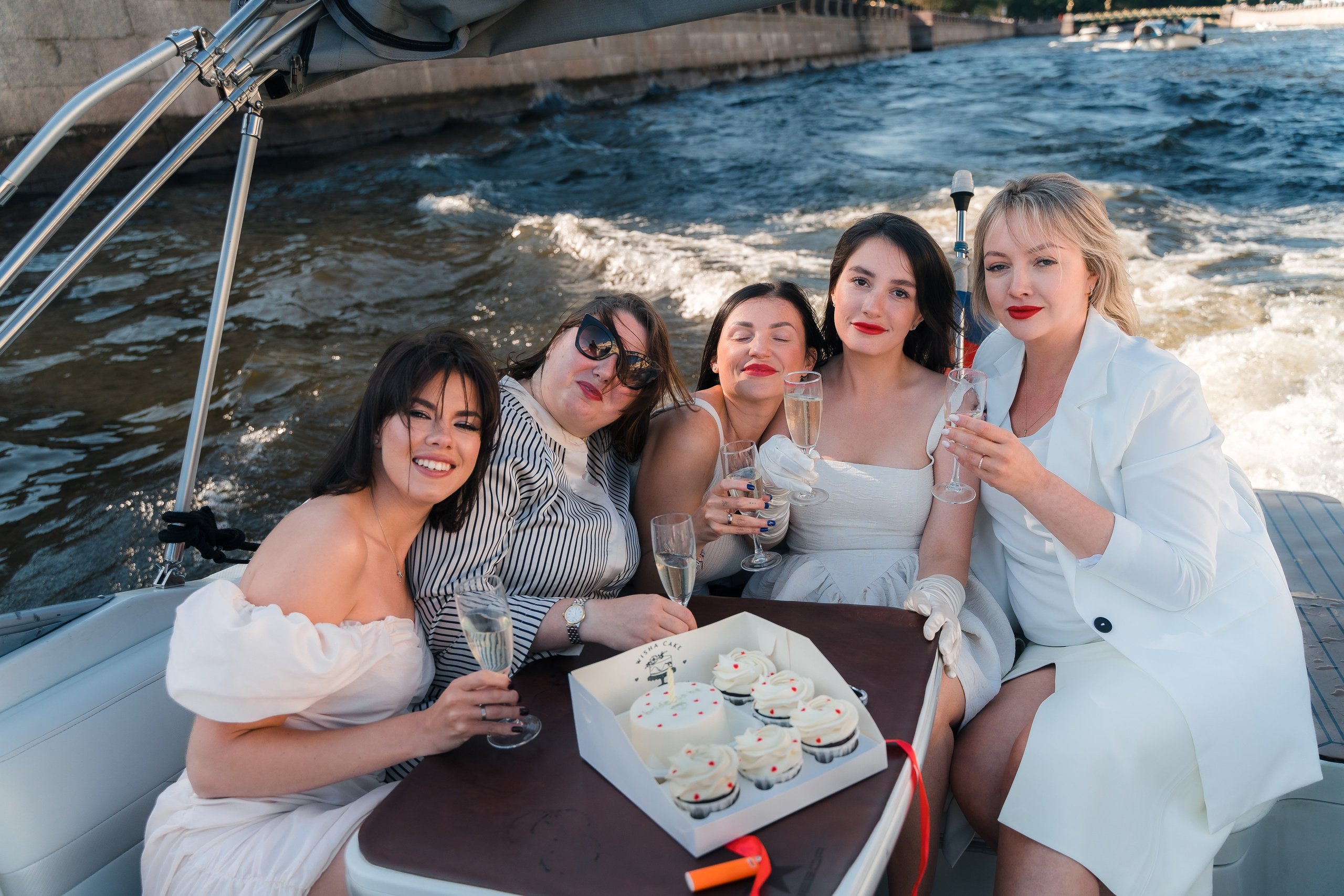 Фотосъемка девичника, встреча девушек, веселые женские портреты