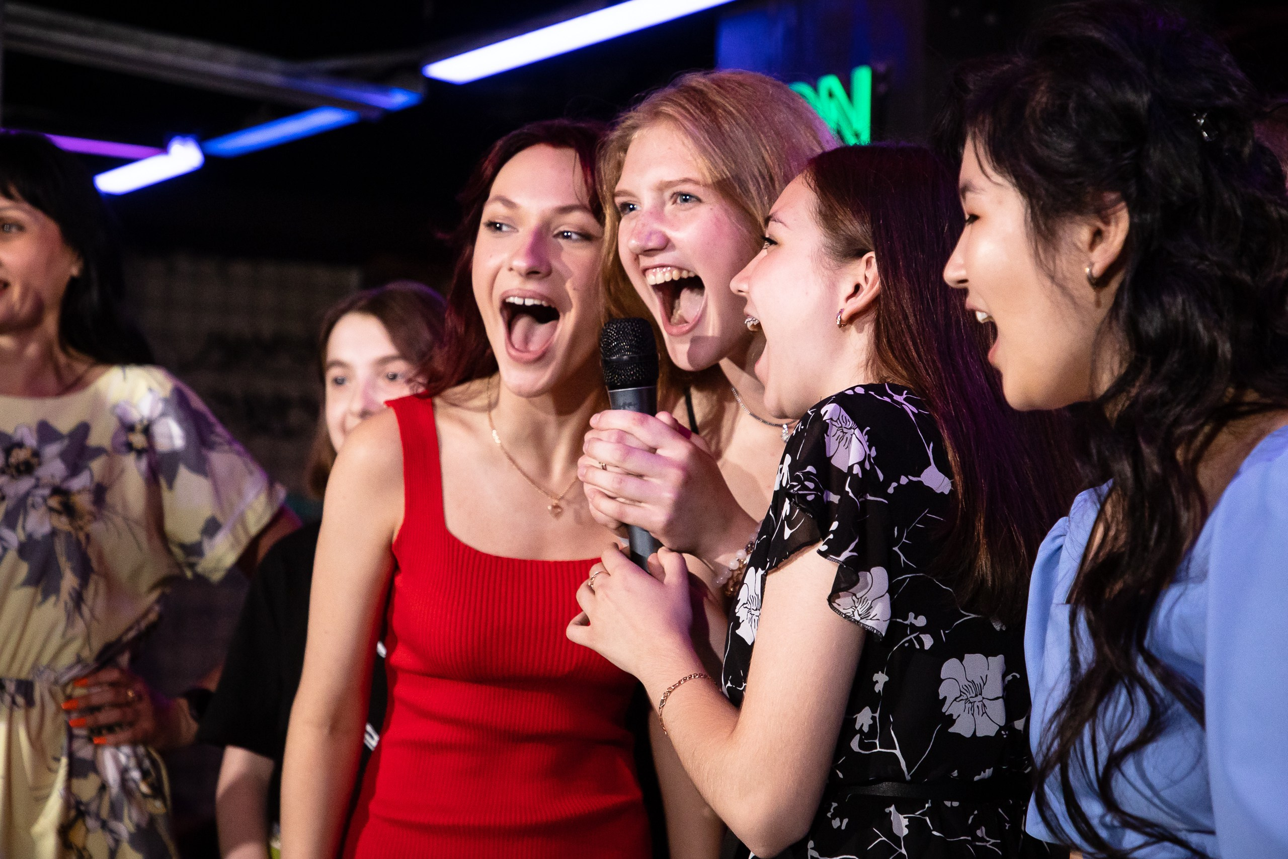 Фотограф на выпускной в 9-м классе. Спортивный фотограф Екатеринбург Онлайн трансляции