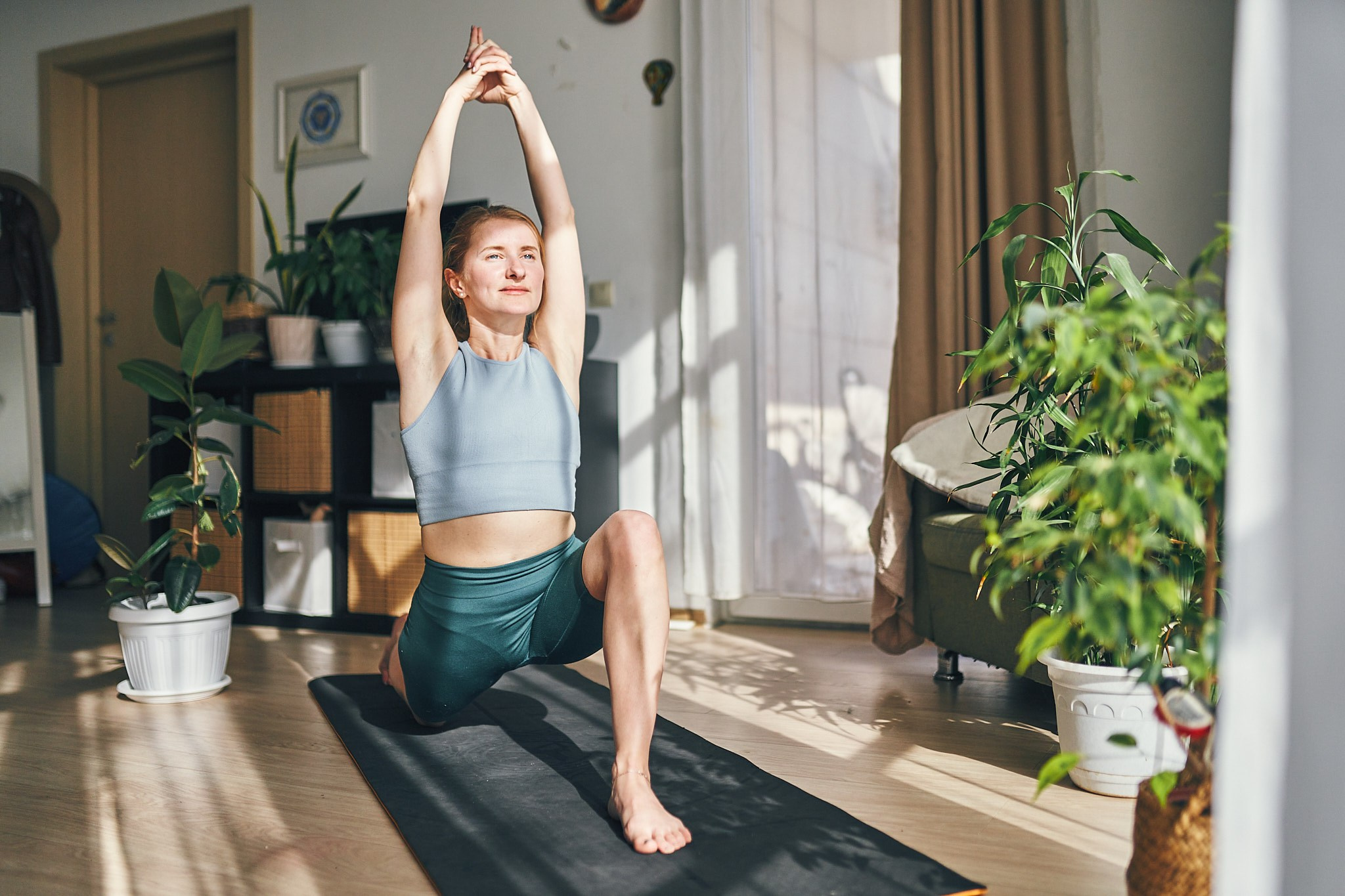 Репортажная съемка йога класса на берегу моря. Фотограф в Сочи Катя Гончарова