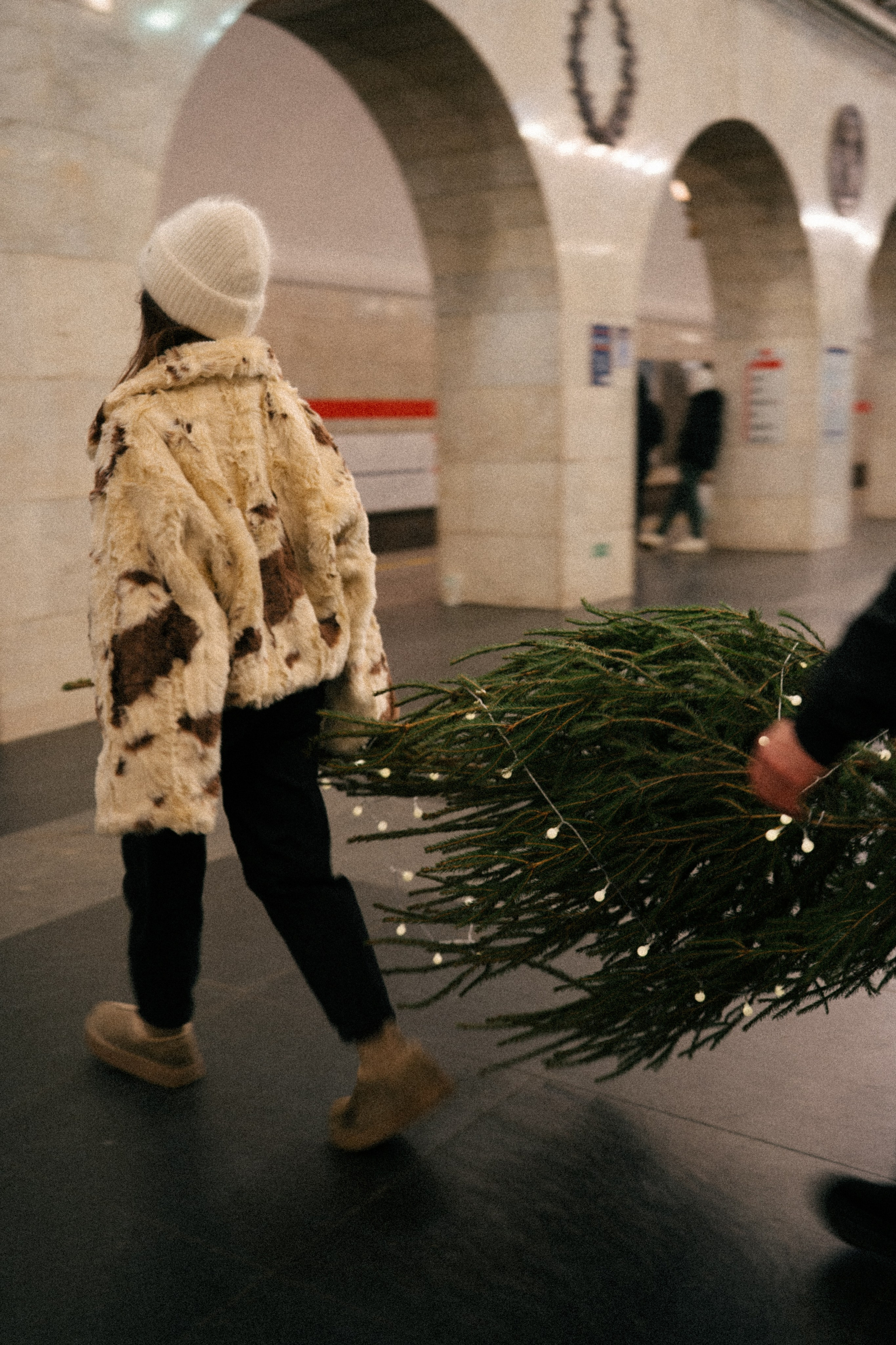 НОВОГОДНЯЯ ПРОГУЛКА ПАРЫ ПО ЧЕРНЫШЕВСКОЙ ПЕРЕД НОВЫМ ГОДОМ. Профессиональный фотограф, Санкт-Петербург — Виктория Богомолова