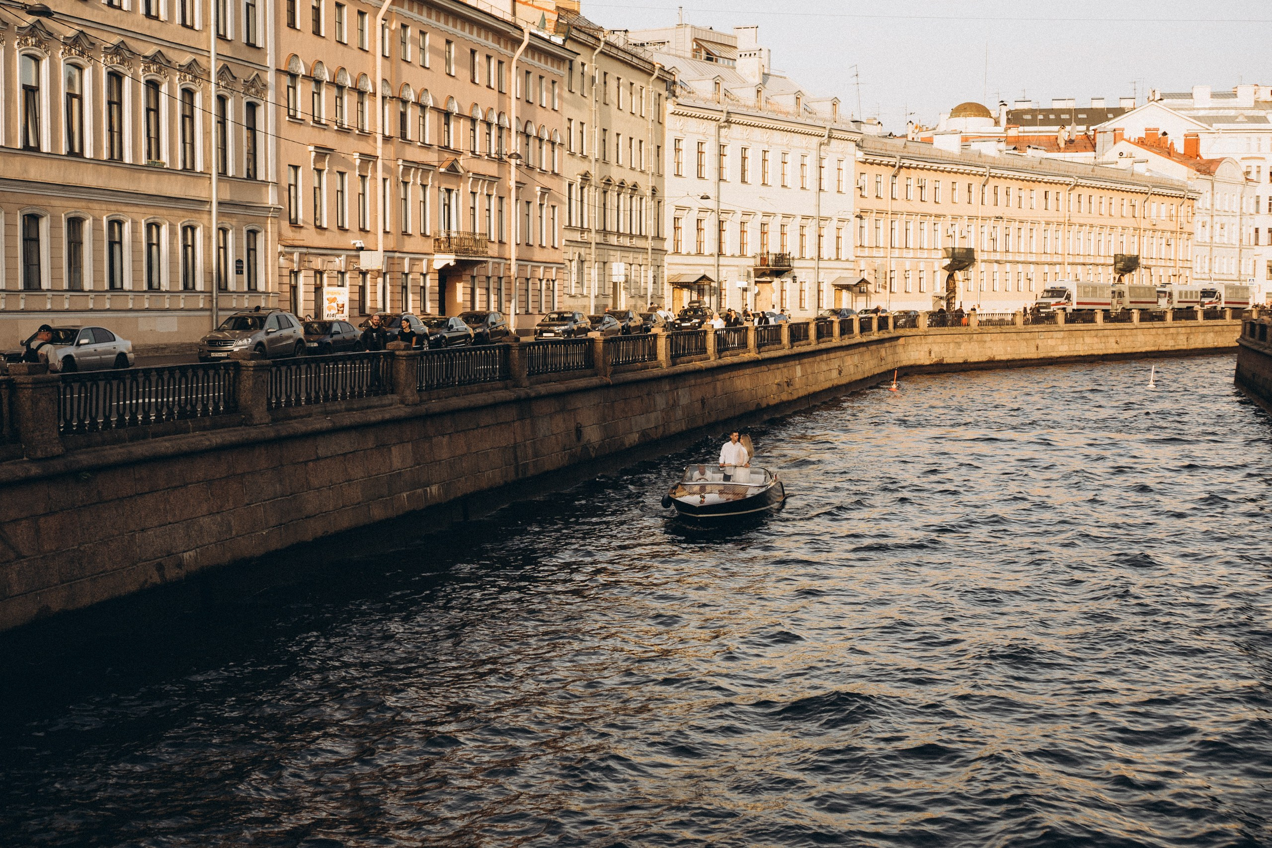 СВАДЕНБНАЯ СЬЕМКА НА КАТЕРЕ ПО КАНАЛАМ САНКТ-ПЕТЕРБУРГА И В АКВАТОРИИ НЕВЫ. Профессиональный фотограф, Санкт-Петербург — Виктория Богомолова