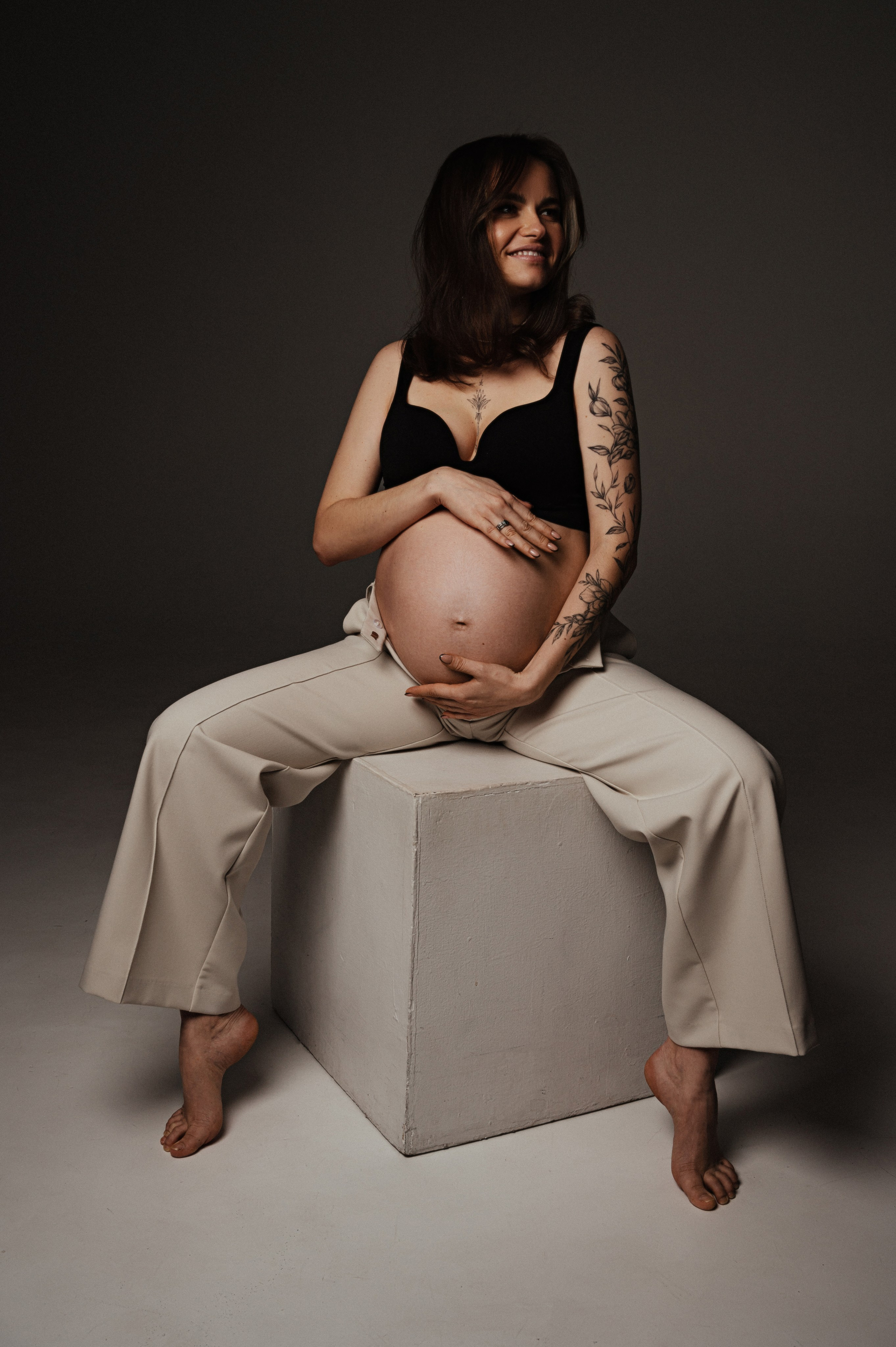 Валерия. Профессиональный фотограф беременности в СПБ. Стильные фотосессии беременности в стиле минимализм и классическая фотография