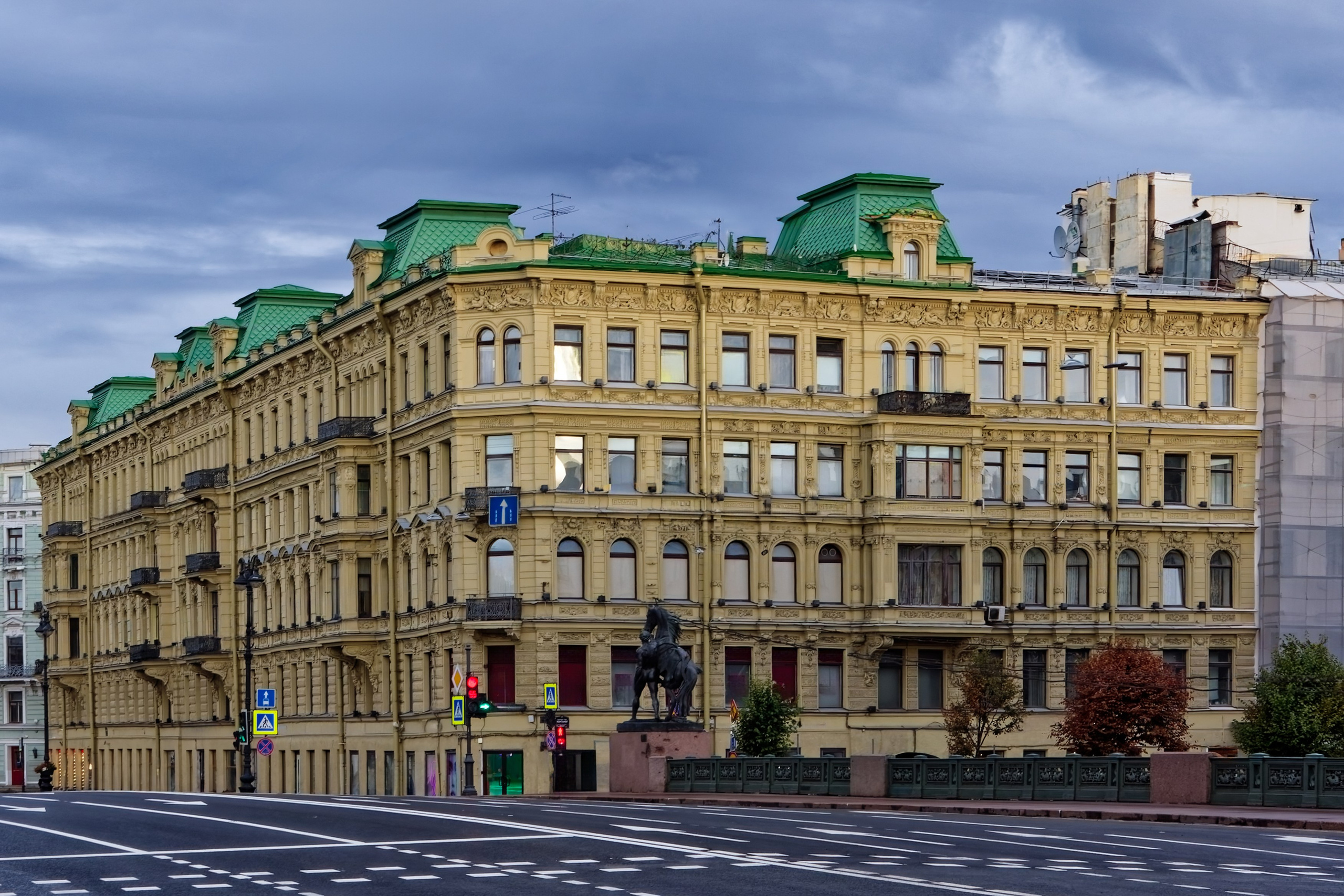 Санкт-Петербург, Невский проспект, дом 66 (набережная реки Фонтанки, 69). Доходный дом П.И. Лихачева, 1878 год. Архитектор Александр Васильевич Иванов. ОКНРЗ 781510311890005. Памятник истории. Дом, где в меблированных комнатах "Париж" у Вацлава Вацлавовича Воровского в 1905 г. Владимир Ильич Ленин часто бывал по партийным делам.