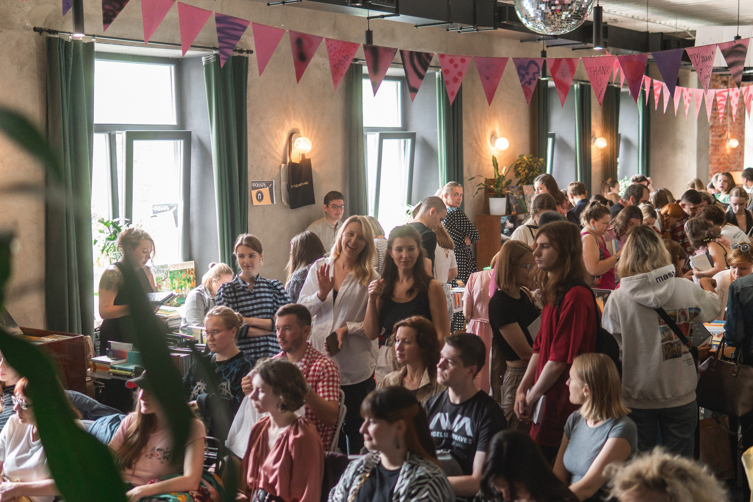 Благотворительный книжный маркет «ФОНАРЬ». Портретный и репортажный фотограф в Воронеже: Анастасия Пузикова