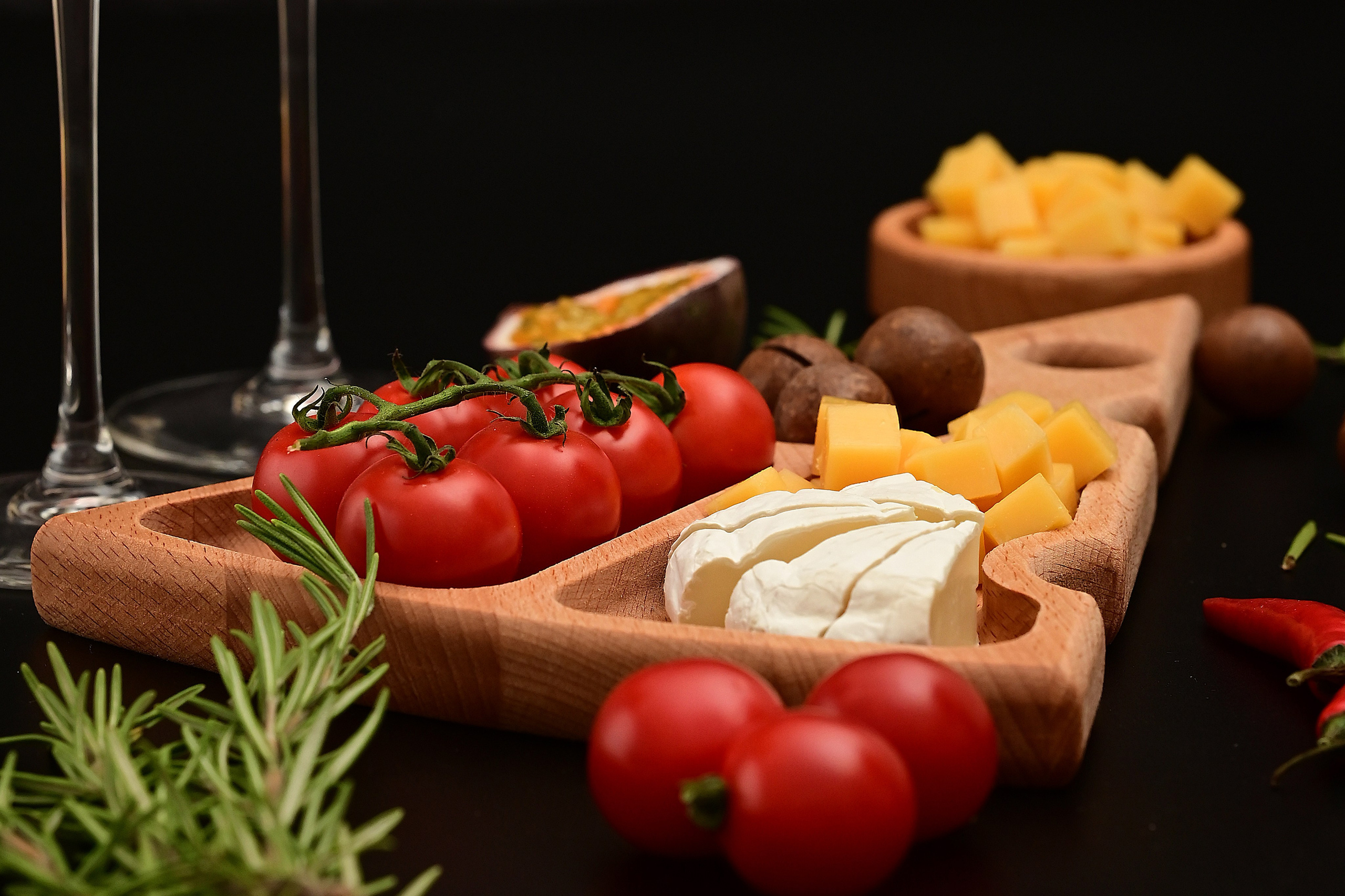  каталожная съемка, рекламное фото,фудфото  , масло сыродавленное на черном зеркальном фоне