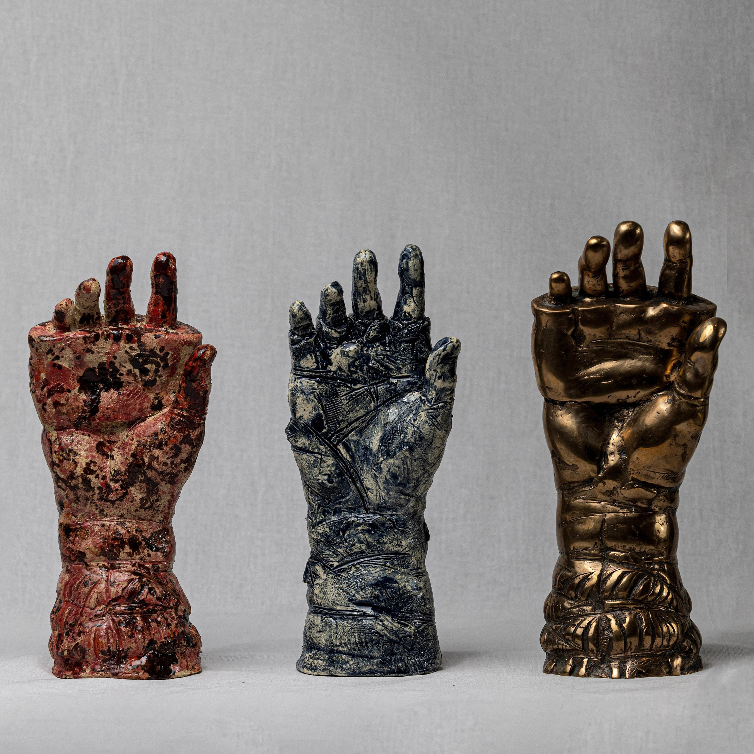 Живая, мертвая, золотая. Задний вид.2017- 2023. Шамот, глазури, бронза.