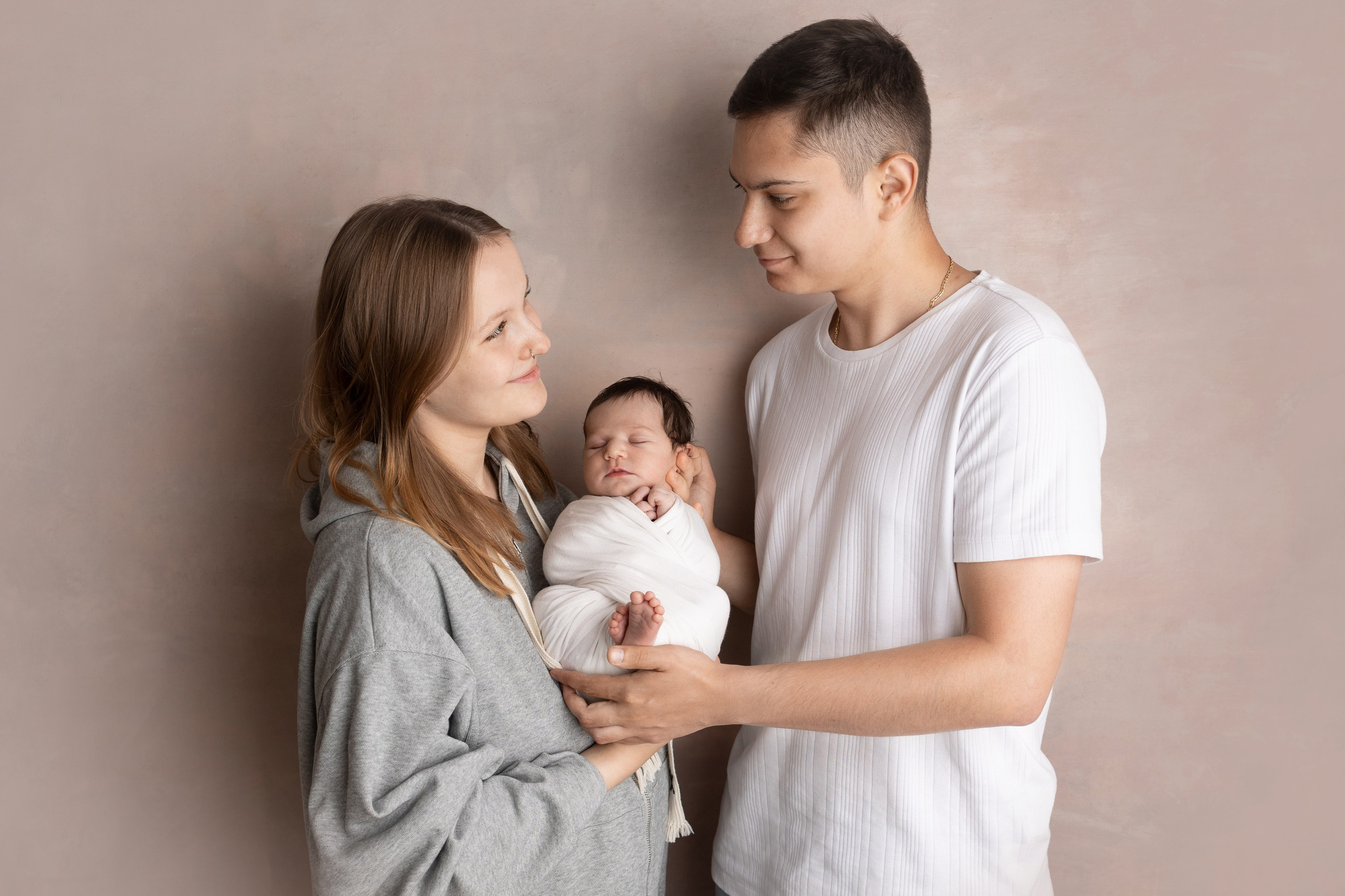 Портфолио Семья - Фотограф новорожденных: моменты счастья и связи. Фотограф новорожденных: волшебные моменты первых дней жизни