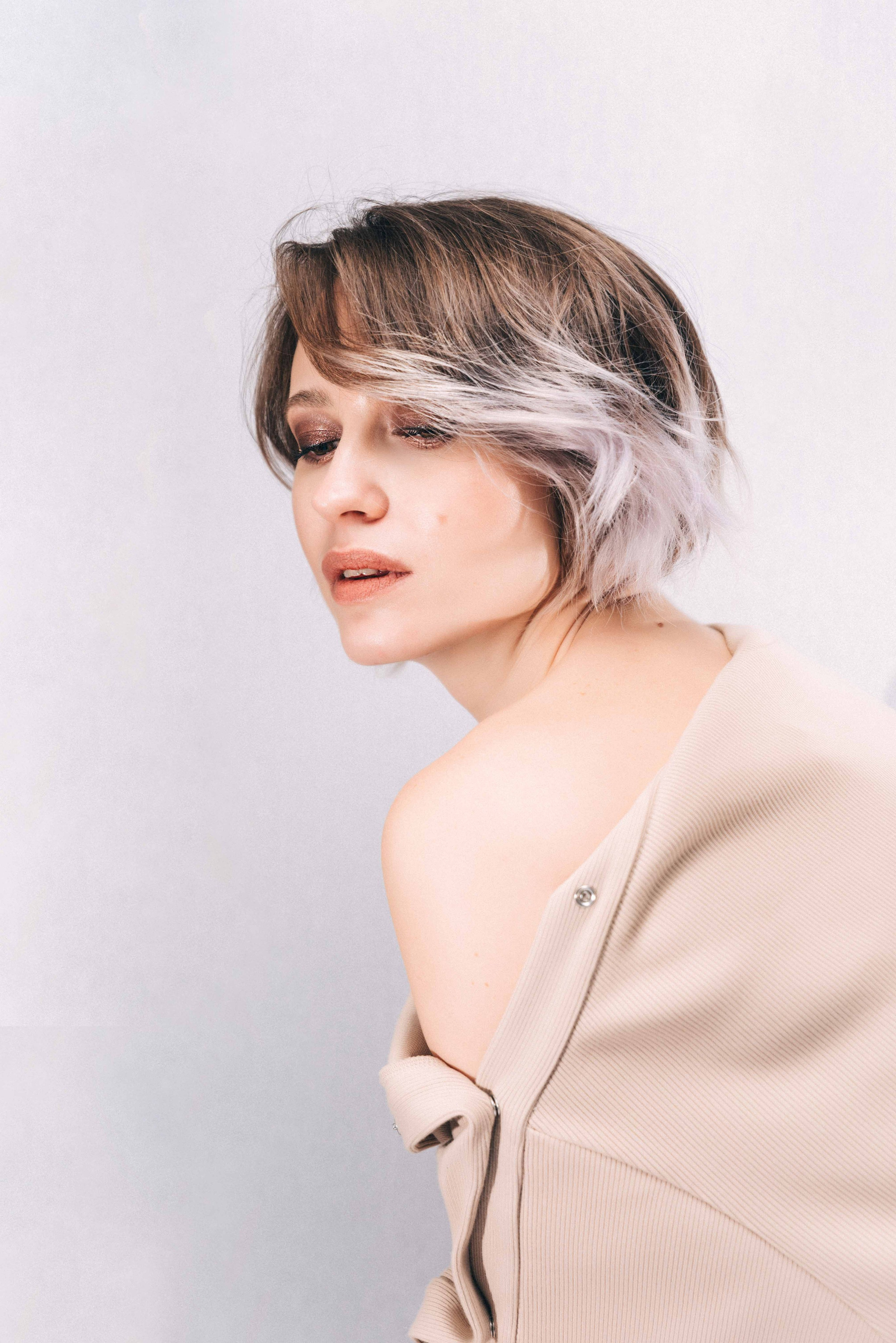 Саша и вино | портреты на белом фоне. Фотограф и видеограф в Москве и Абу Даби Мария Кулагина