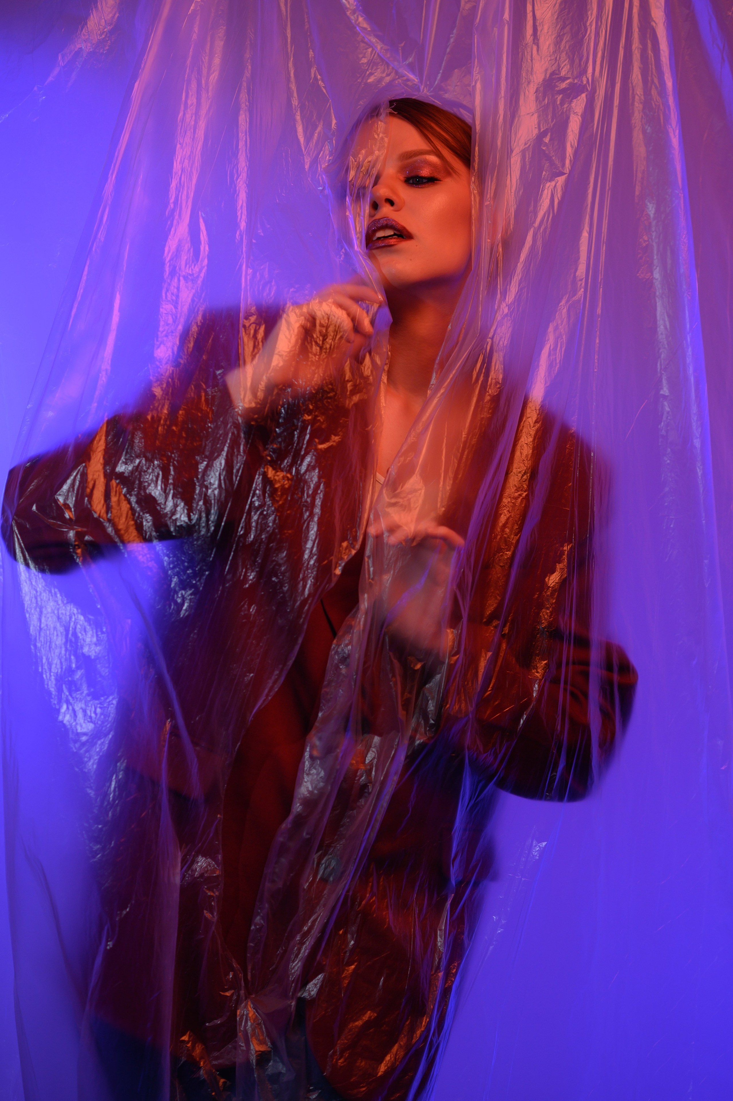 Фотосессия с полиэтиленовой плёнкой в студии