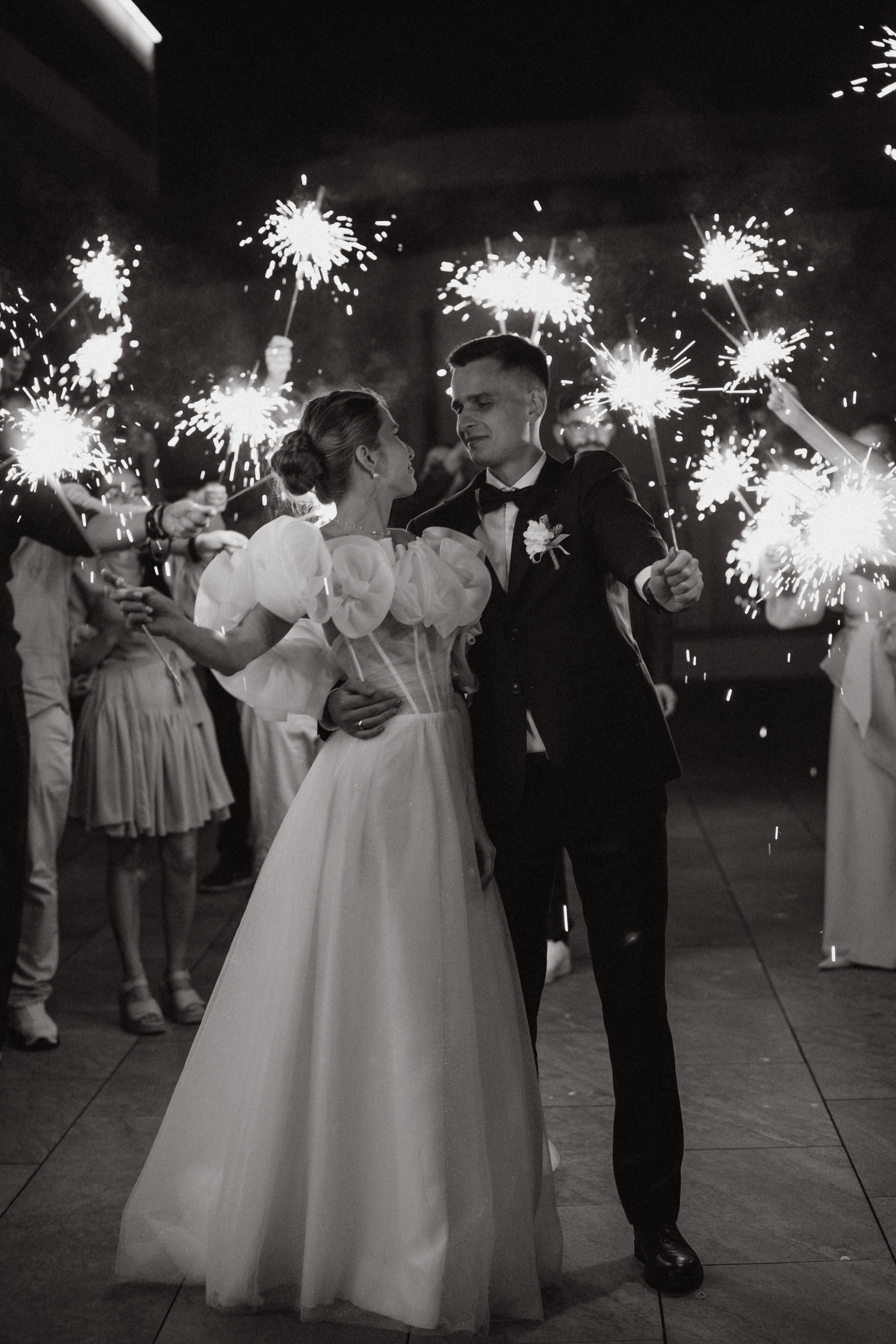 Черно-белая фотография - фейерверк или салют в честь молодоженов на банкете, фотограф Новороссийск.