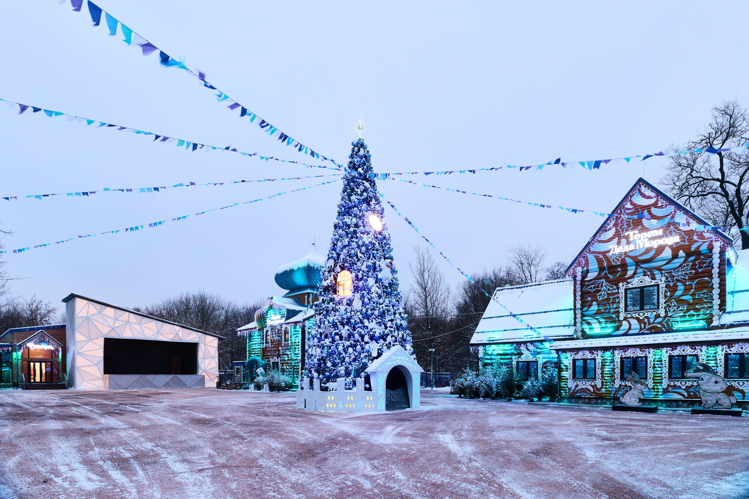 Терема Усадьбы Деда Мороза вечером. Никита Хохловский фото и видео продакшн