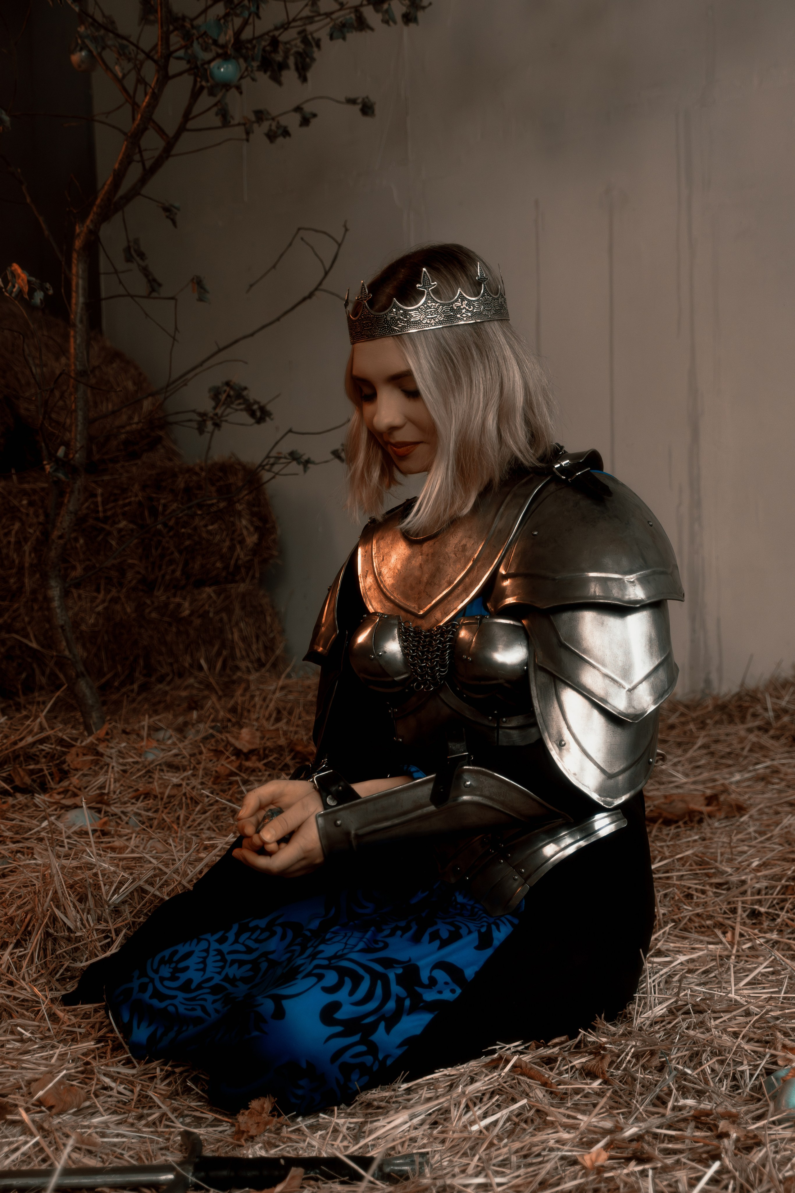 Роскошный портрет девушки-воина в исторических доспехах на студийной съемке. Изысканная подача образа привлекает внимание.