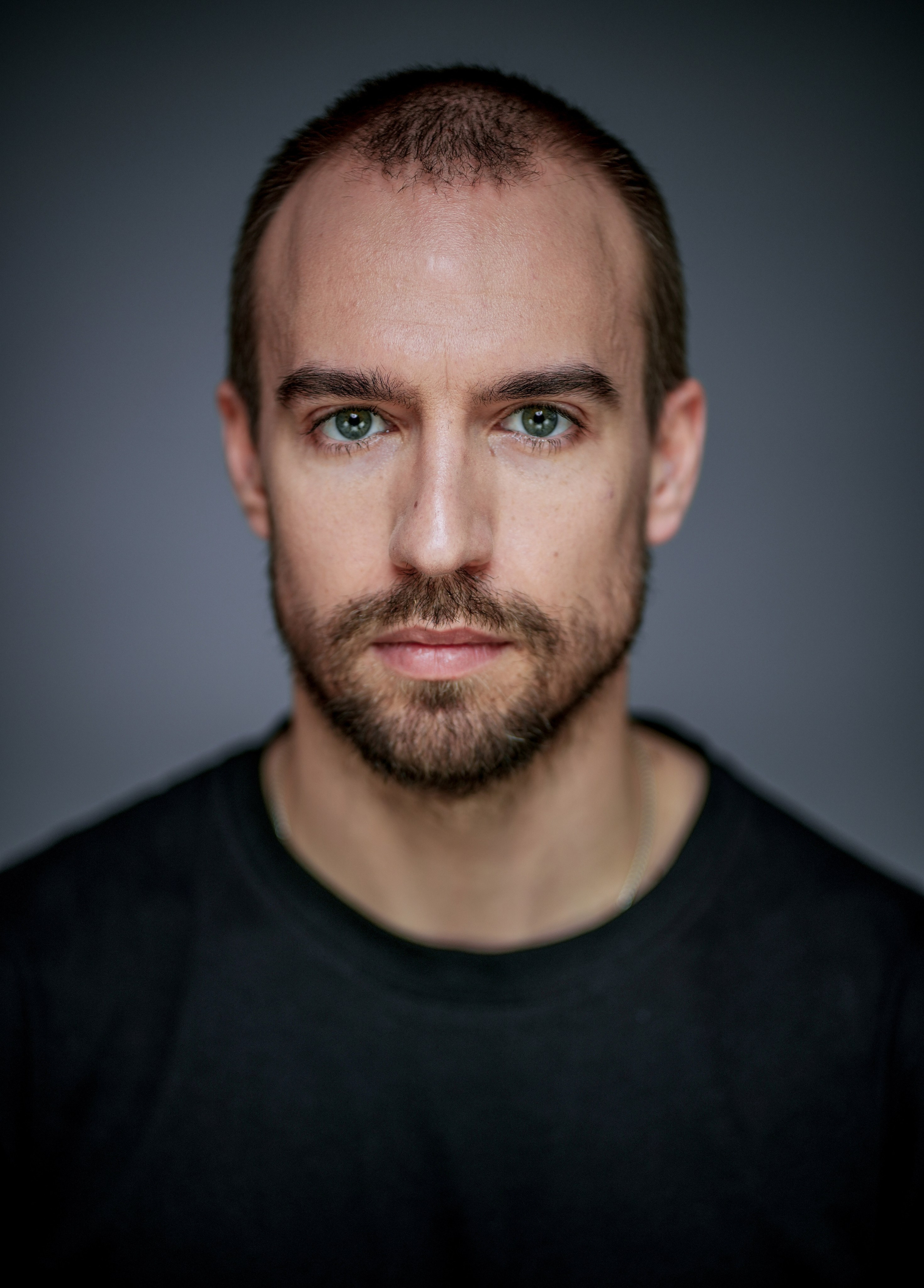 Актёр Пётр Романов. Портретная съемка в Москве, студийный фотограф Игорь Фомин