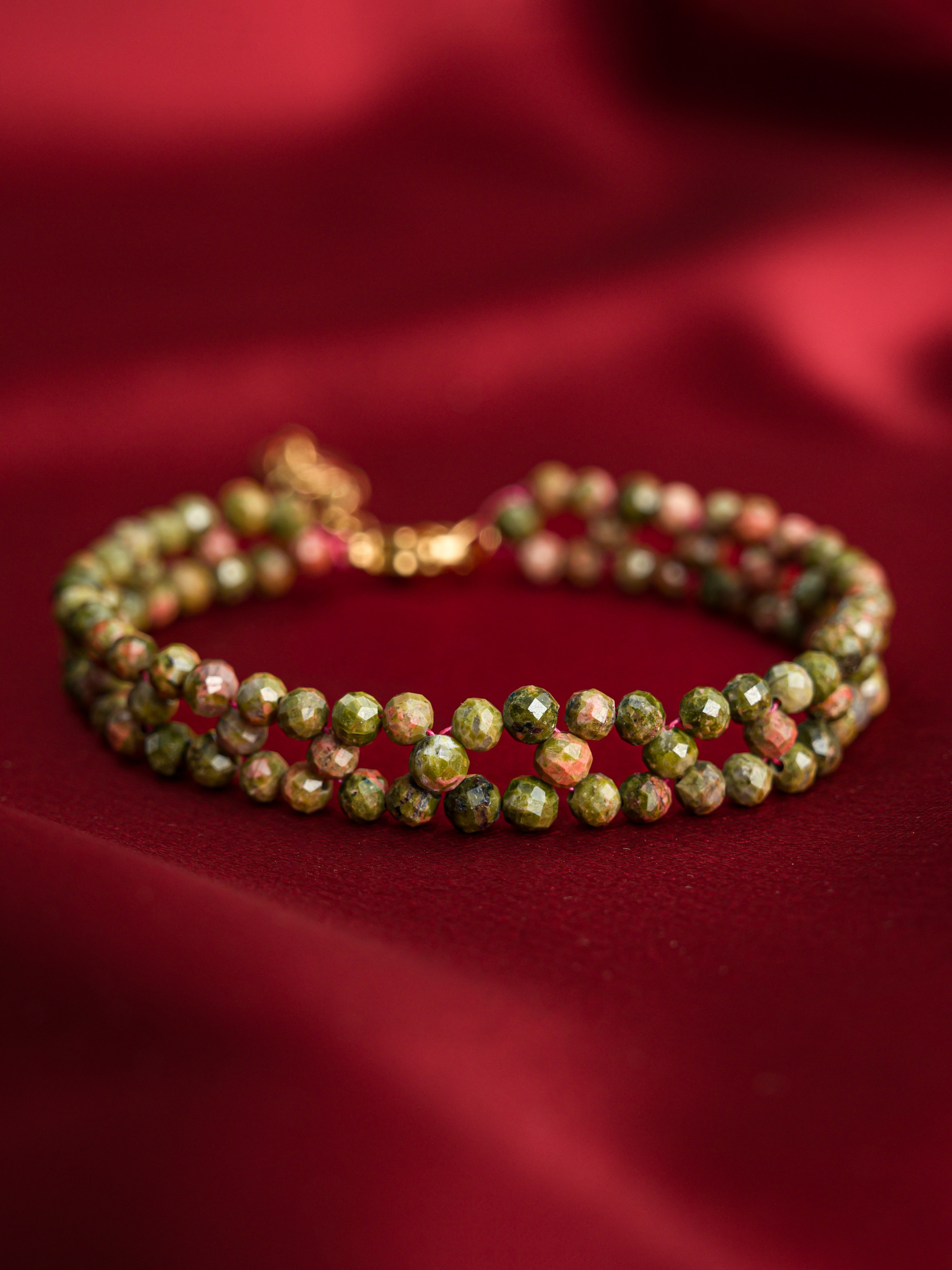 Макрофотография украшения для маркетплейса — браслет из каменных бусин в два ряда