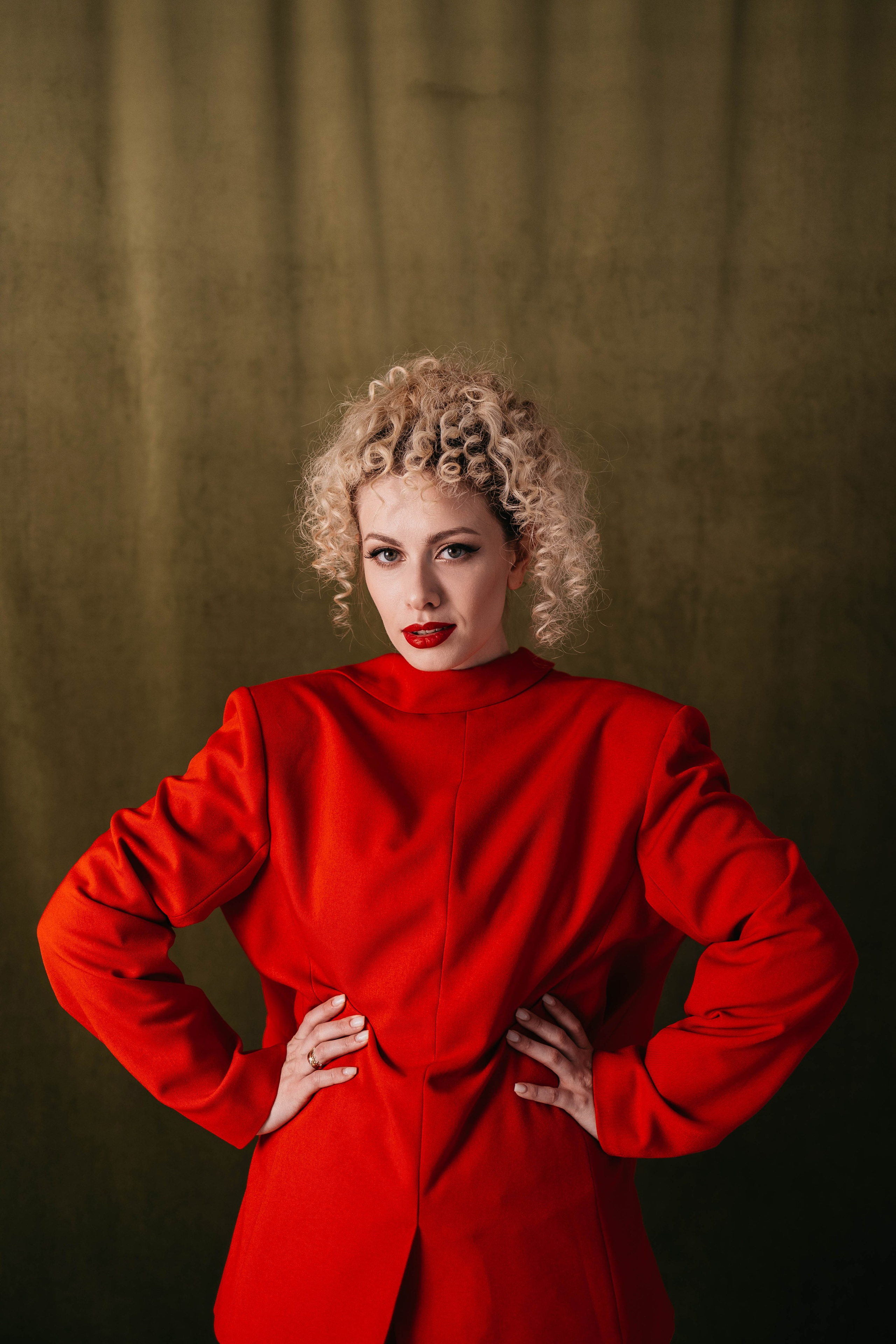 Ира в красном. Фотостудия Cute_photostudio в Твери. Фотограф в Твери Лагодная Яна