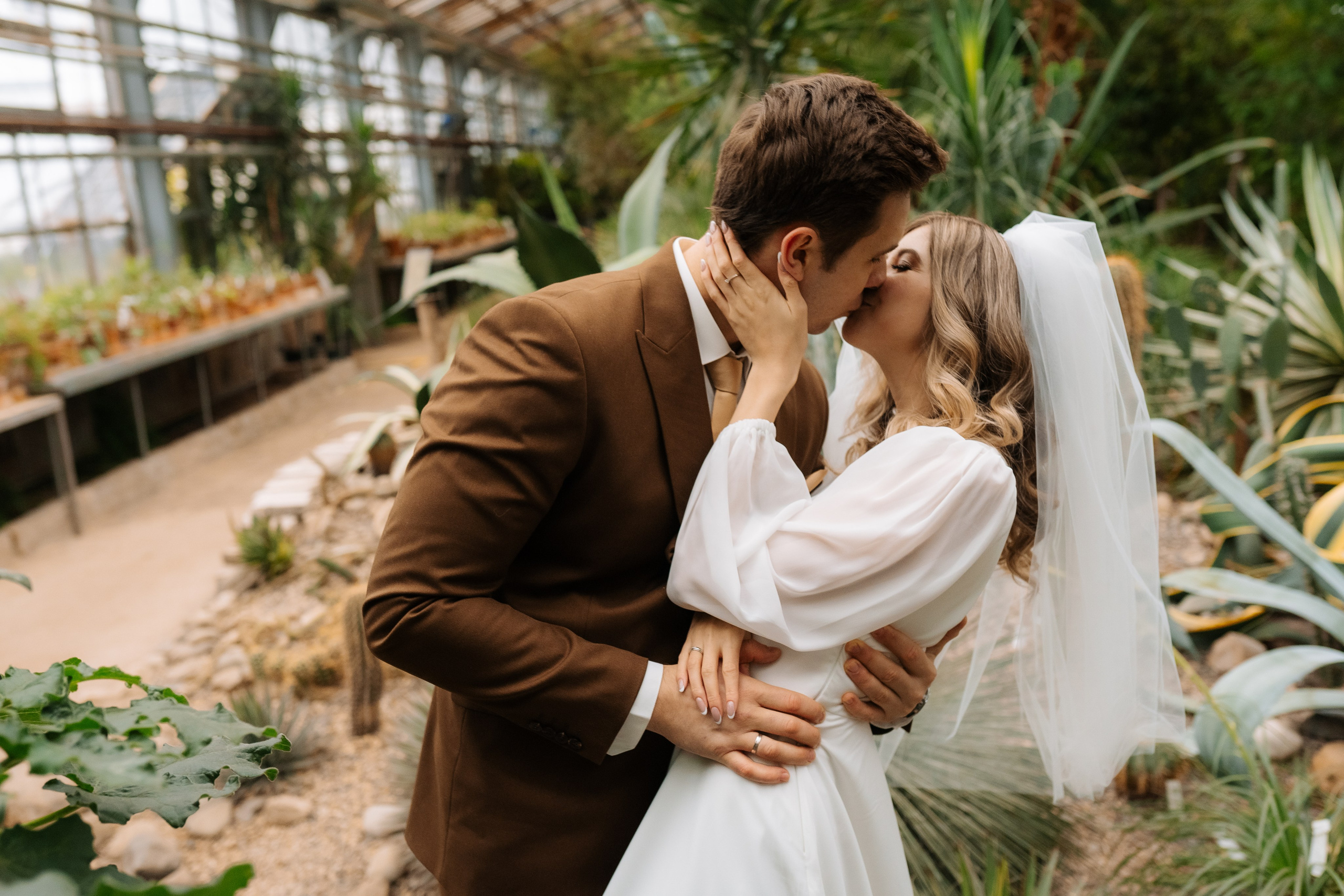 Свадебная фотосессия в оранжерее, Москва. Свадебный фотограф в Москве Анна Полушина