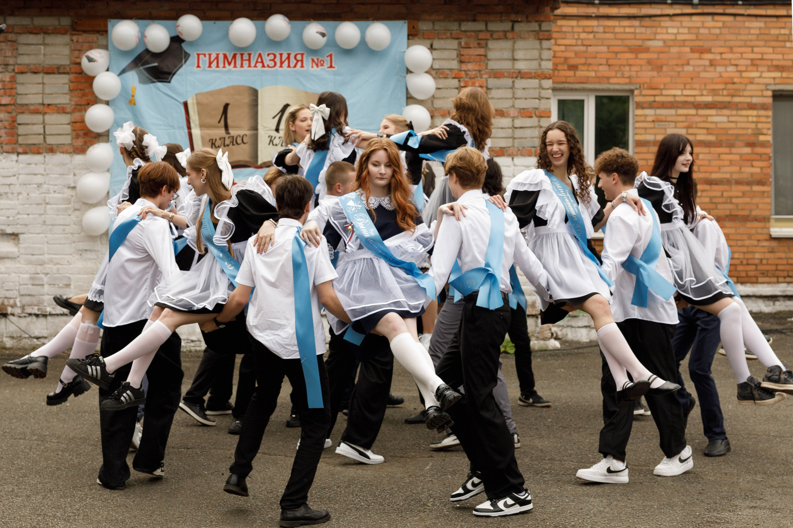 Последний звонок Гимназия Артем. Photoalbum-vl.ru