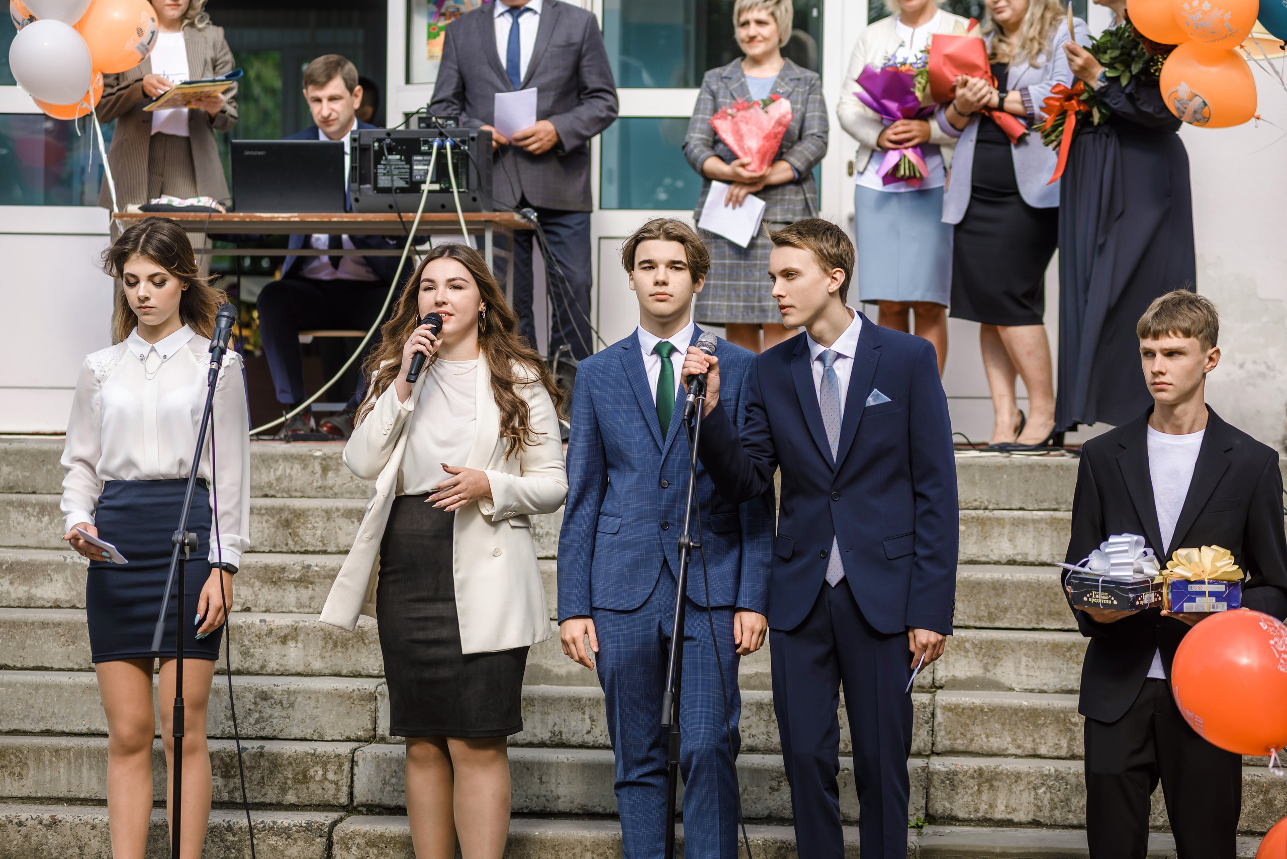 Линейка 11-е классы 2023. Фотограф Галина Лисанова, г. Брянск