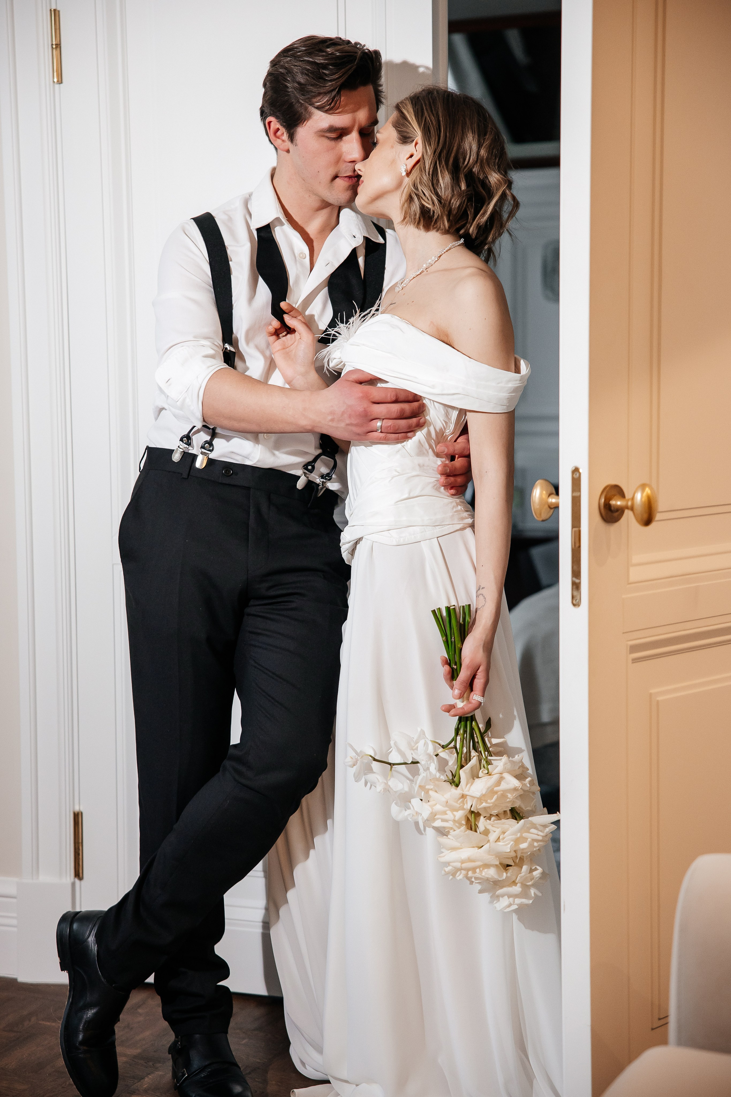 Утро жениха и невесты в отеле. Свадебный и семейный фотограф в Москве Красинская Мария