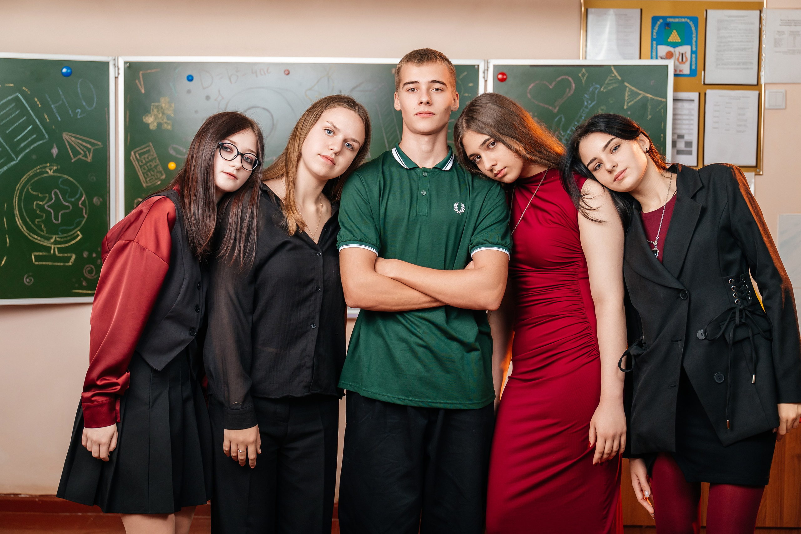 Красный и зеленый. Школьный фотограф в Валуйках. Фотосессии для выпускников и изготовление выпускных альбомов в городе Валуйки и в Белгородской области