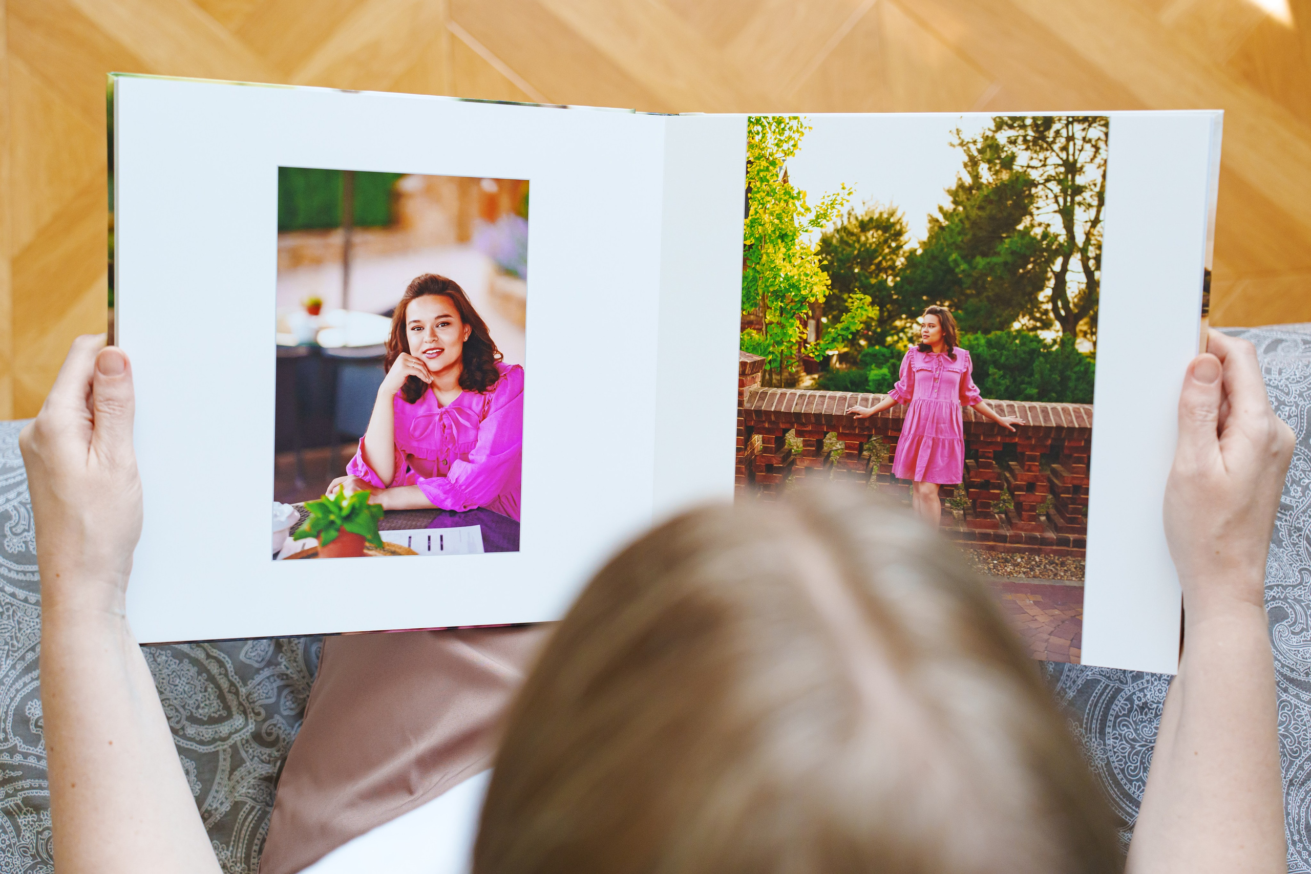 Фотокнига на заказ в Ростове-на-Дону | Разворот с фотосессией беременности в парке Олд Хаус | Фотограф Андрей Сайфутдинов